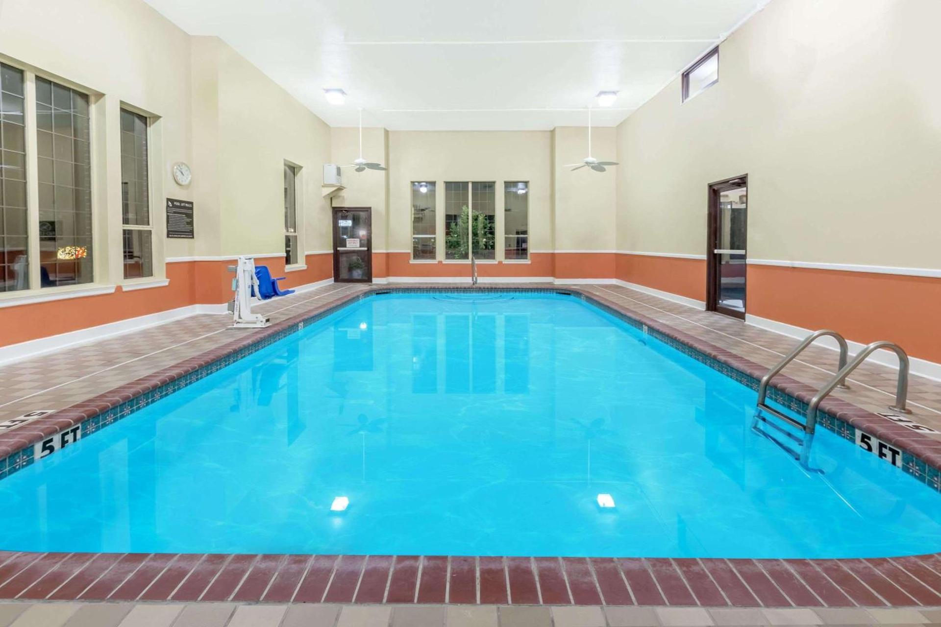 Super 8 by Wyndham Pine Bluff photo 2