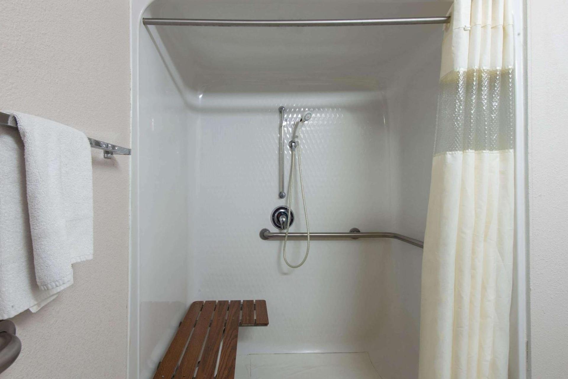 La Quinta by Wyndham Erie photo 39