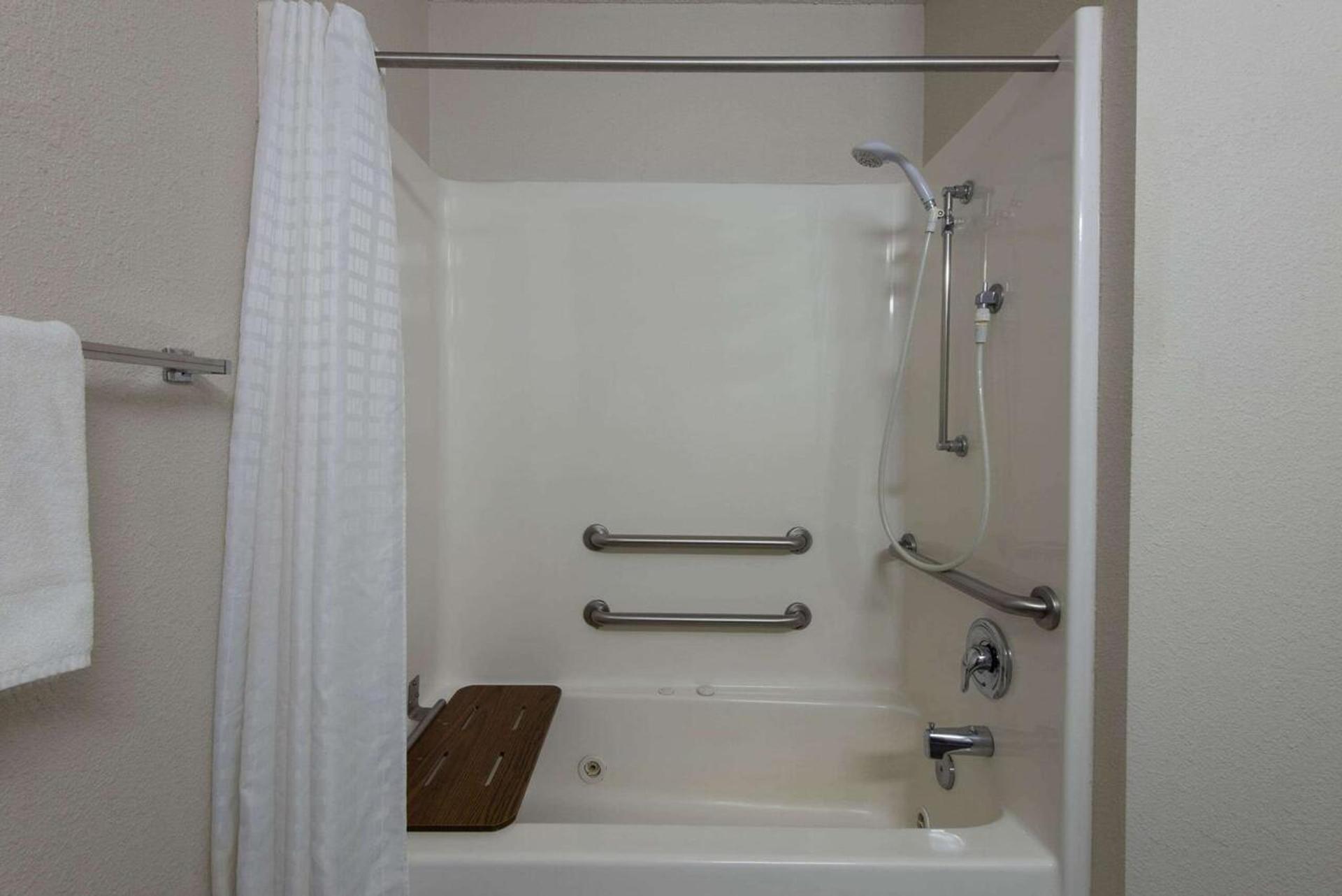 La Quinta by Wyndham Erie photo 40