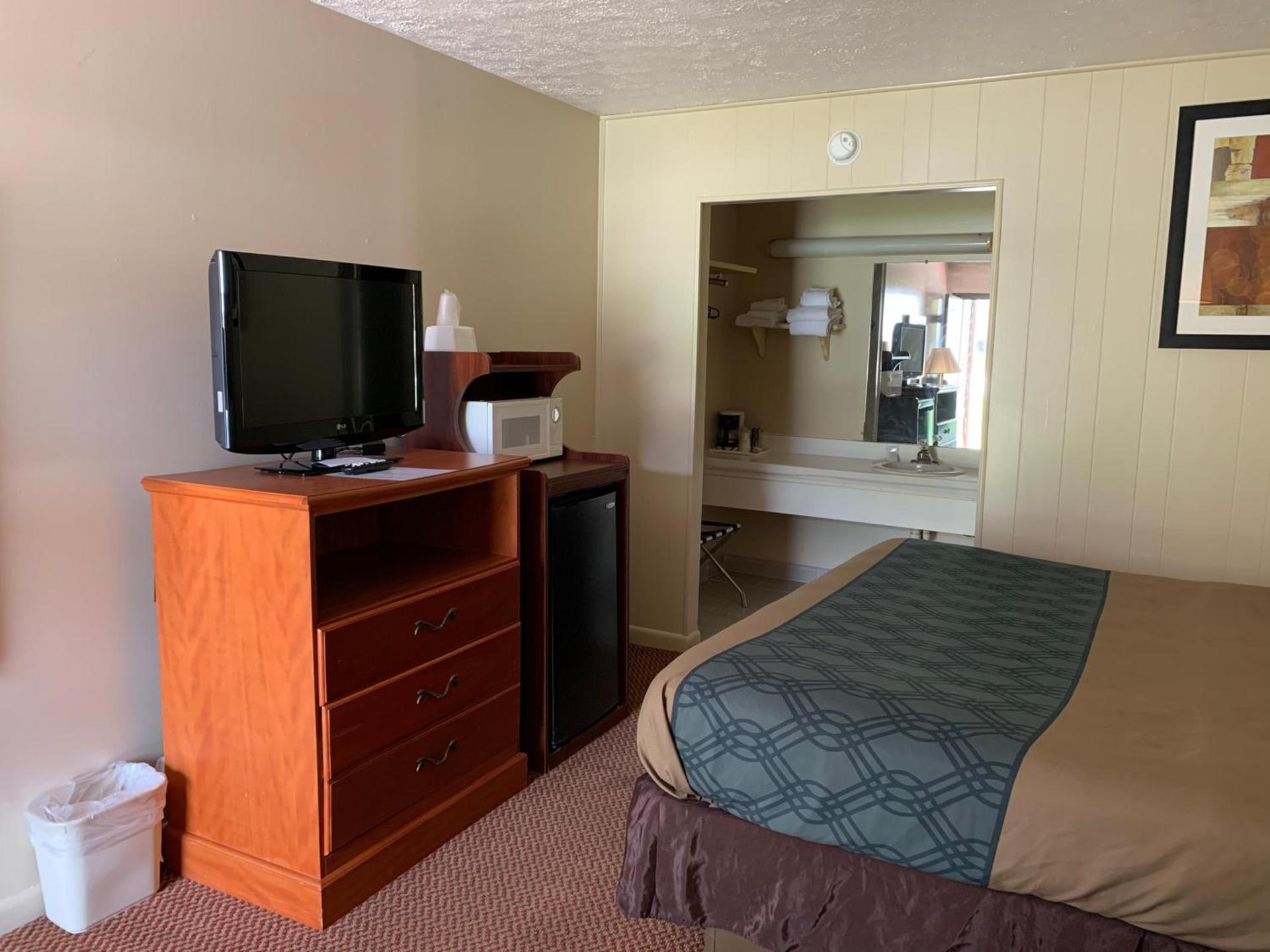 Travelowes Motel - Maggie Valley photo 34