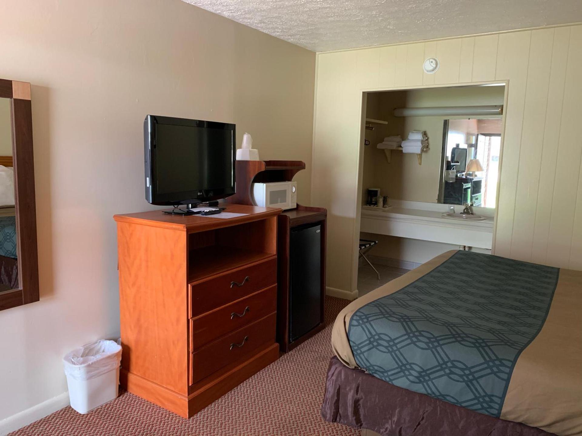 Travelowes Motel - Maggie Valley photo 97