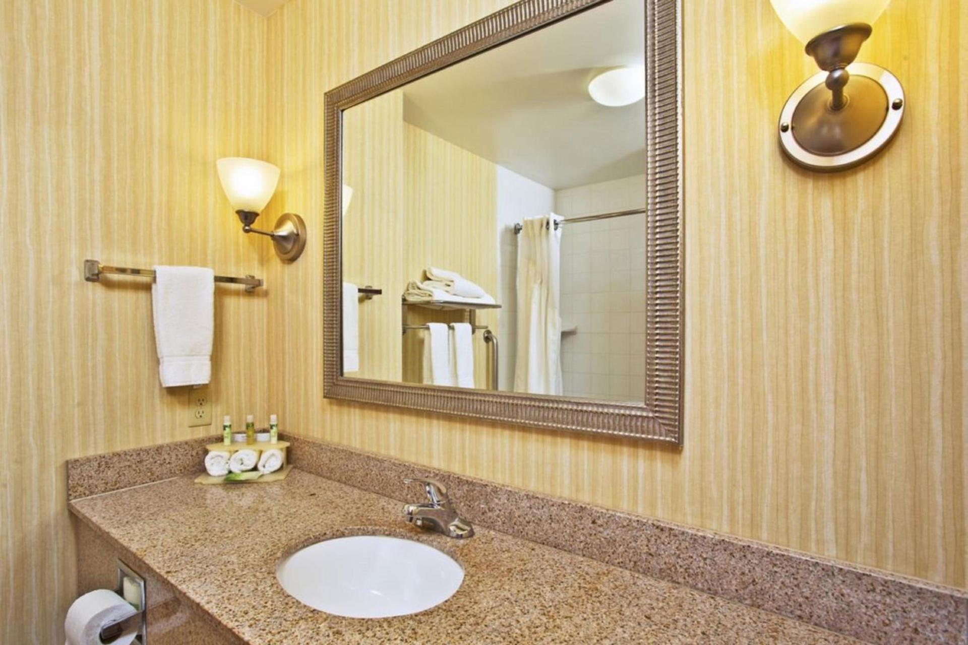 Holiday Inn Express Hotel & Suites Howell by IHG photo 35