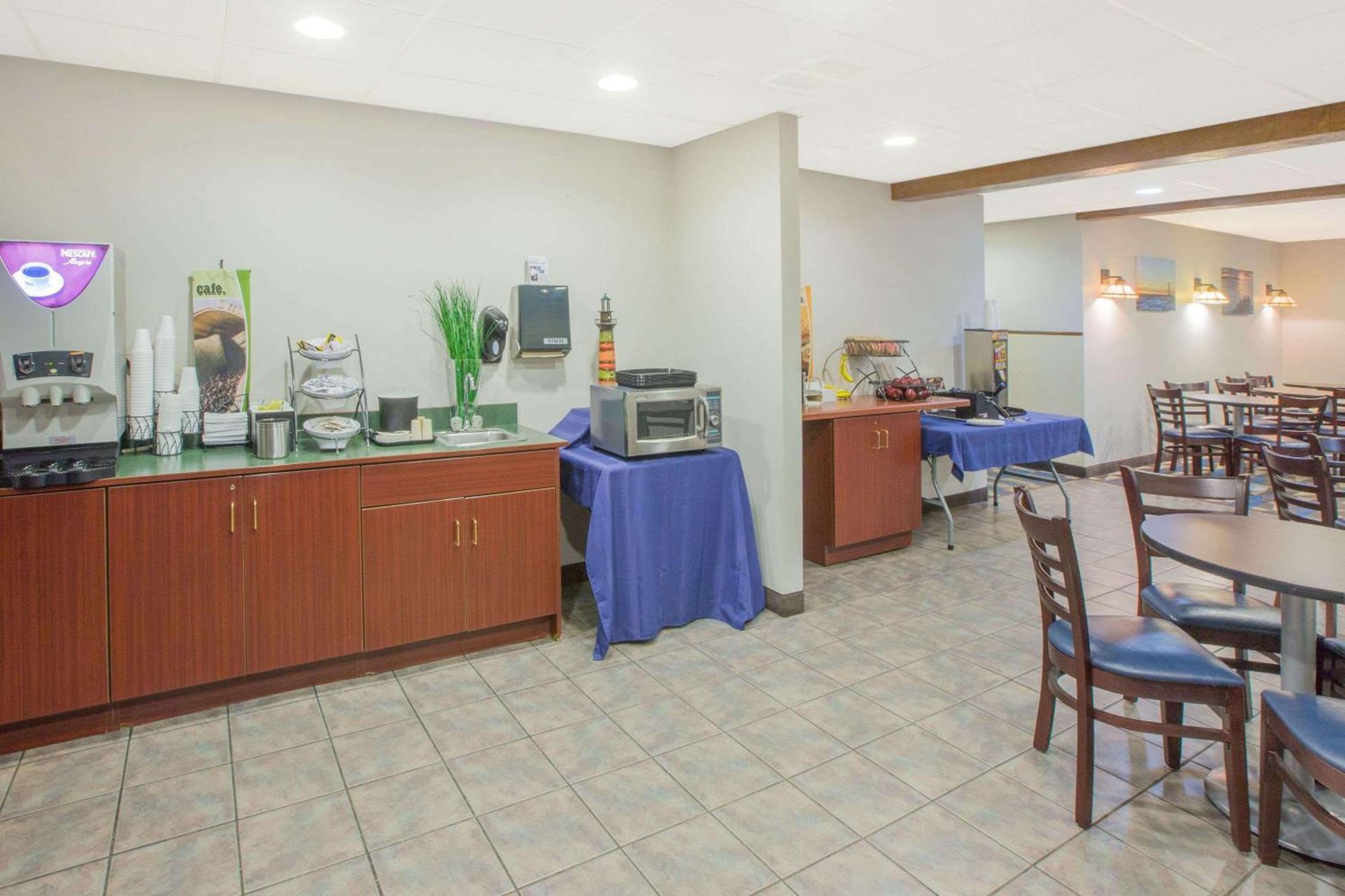Microtel Inn and Suites Manistee photo 34