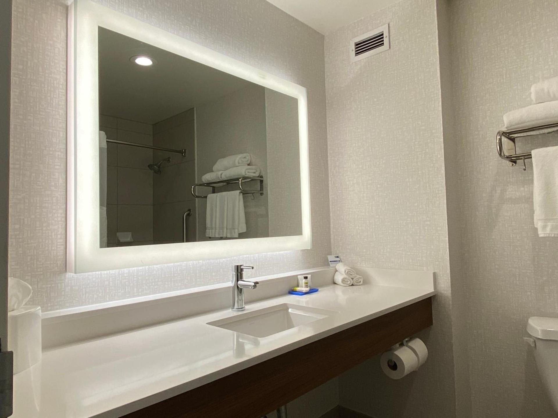 Holiday Inn Express & Suites Beaumont - Oak Valley by IHG photo 27