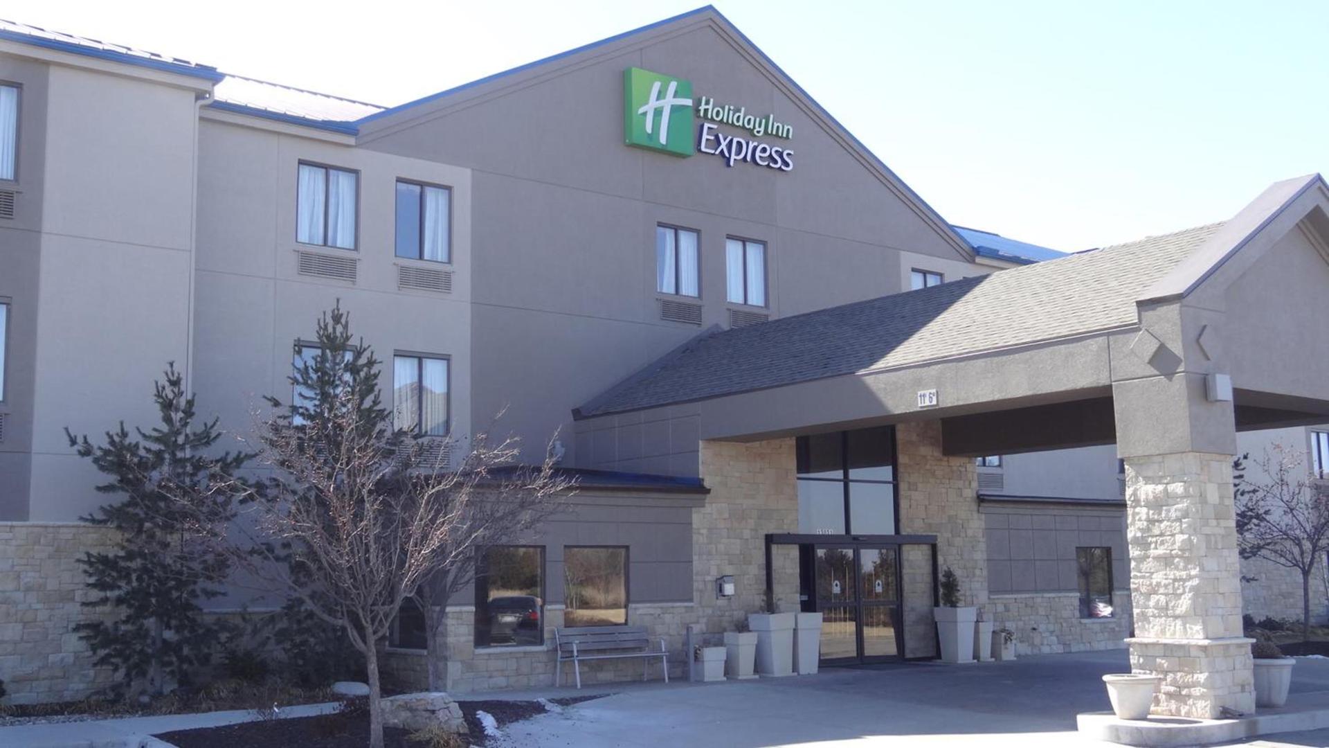 Holiday Inn Express Hotel Kansas City - Bonner Springs by IHG photo 1