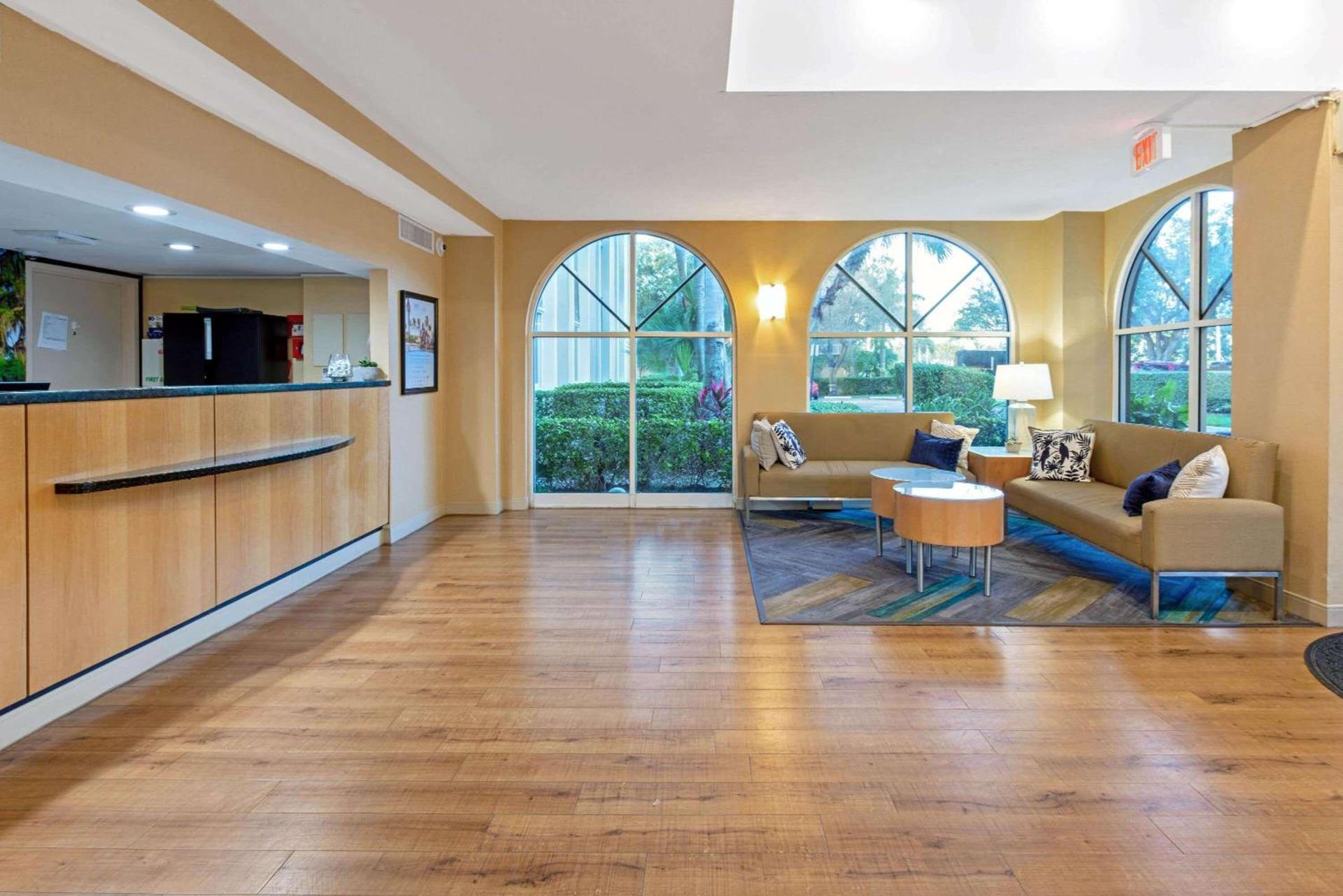 La Quinta by Wyndham Coral Springs South photo 8