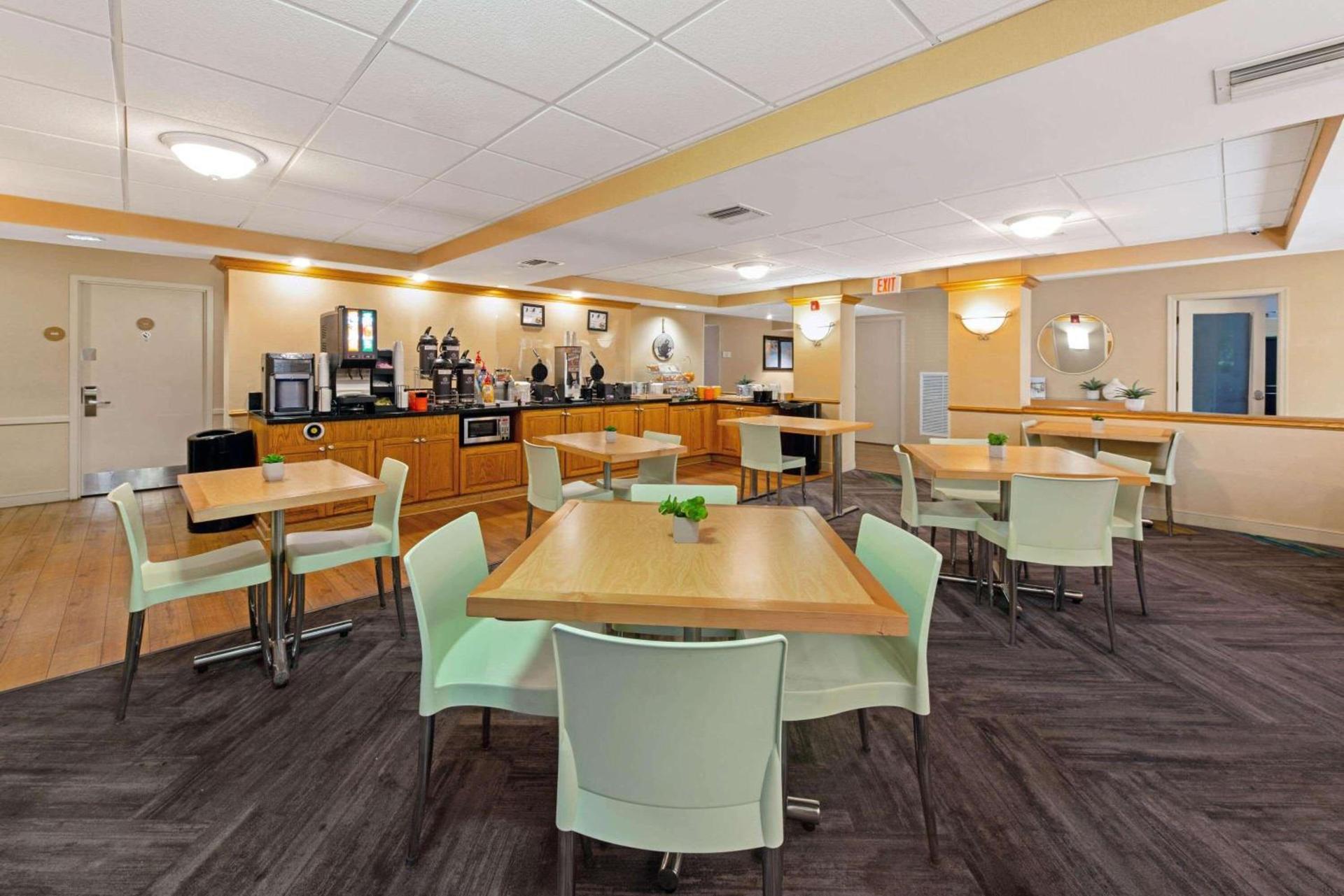 La Quinta by Wyndham Coral Springs South photo 6