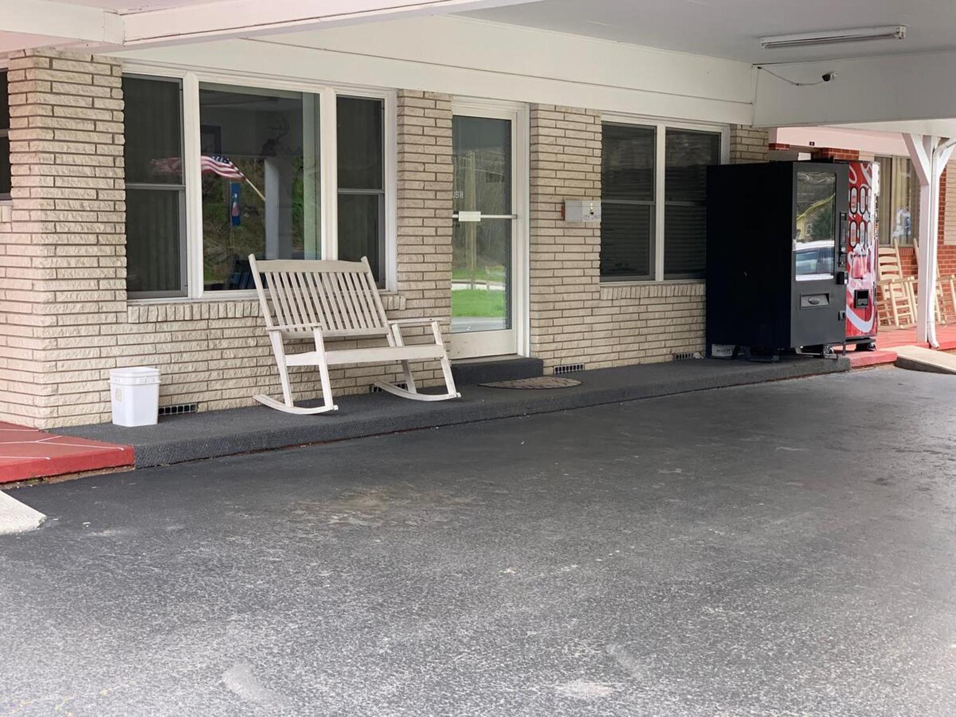 Travelowes Motel - Maggie Valley photo 12