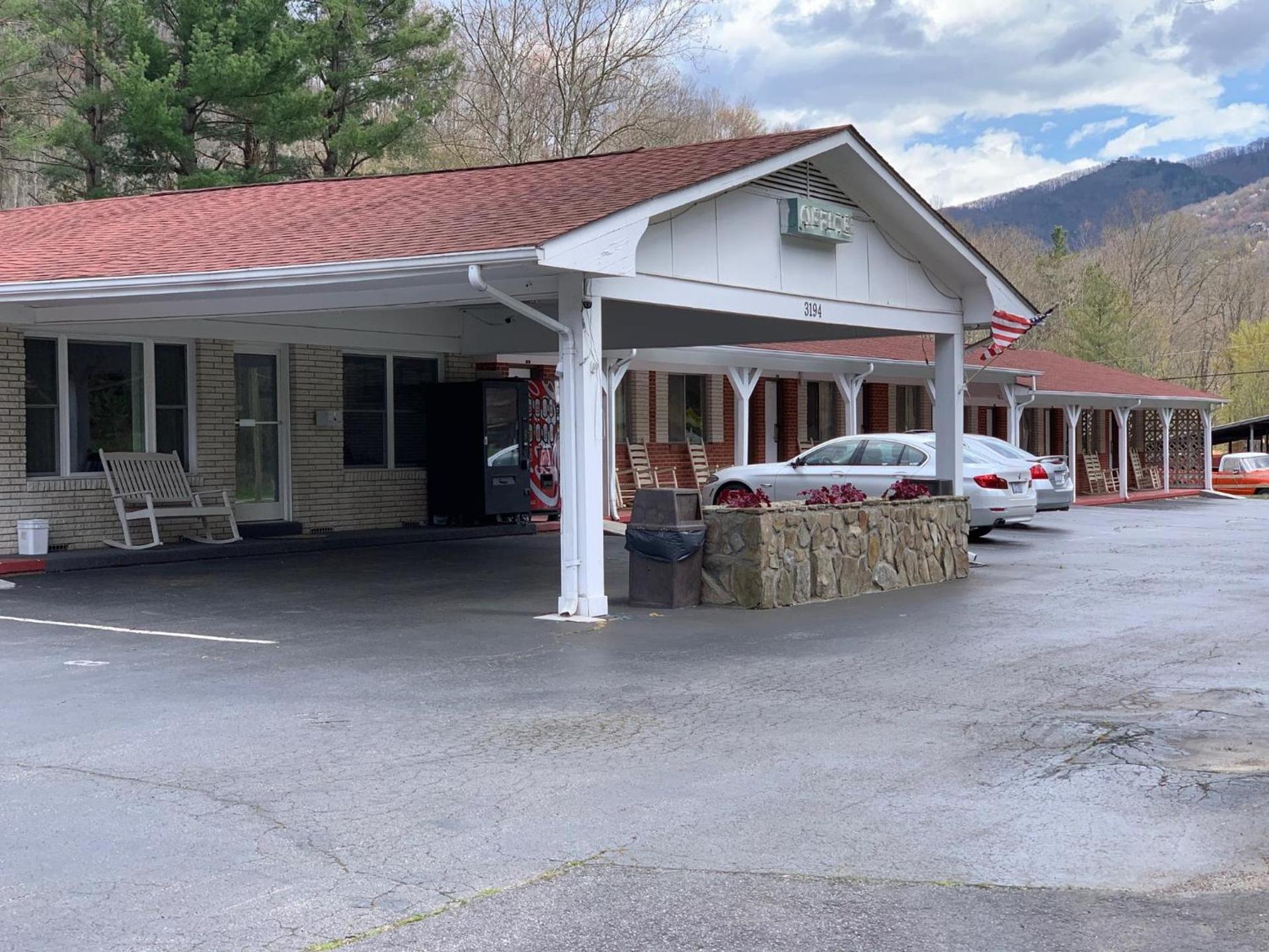 Travelowes Motel - Maggie Valley photo 14
