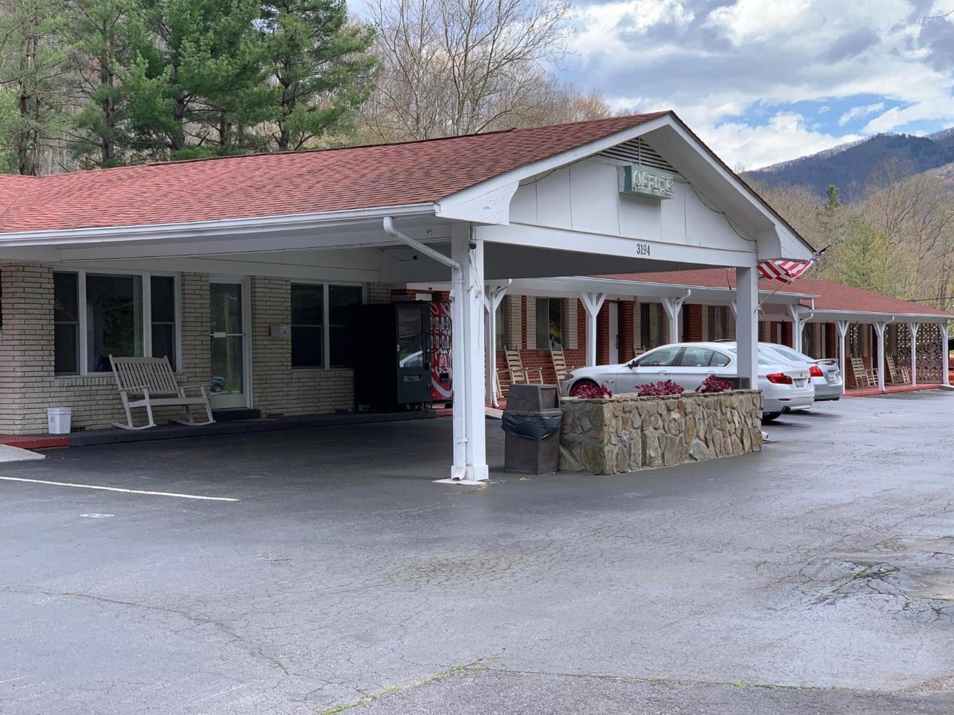 Travelowes Motel - Maggie Valley photo 15