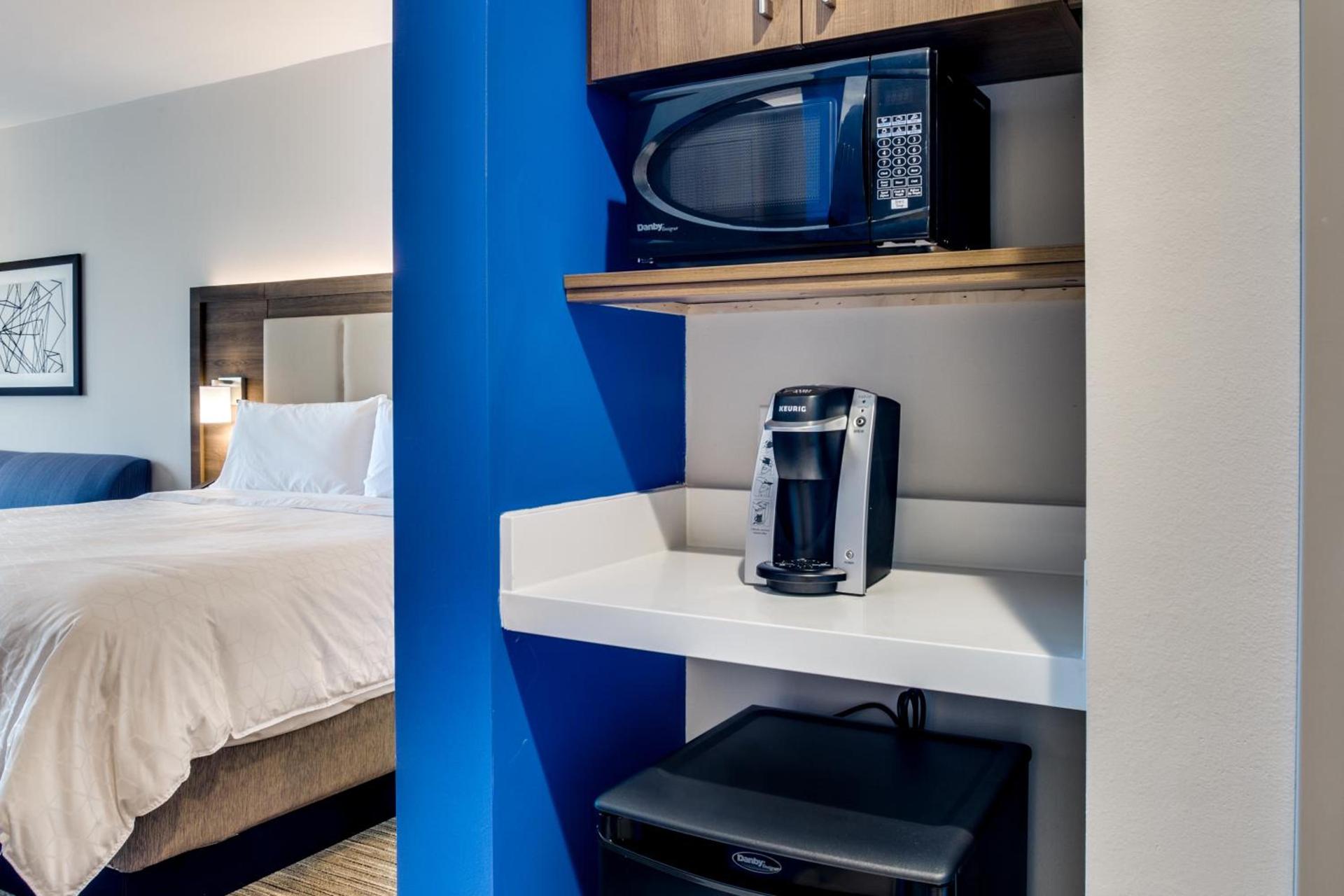 Holiday Inn Express & Suites - Denton South by IHG photo 4