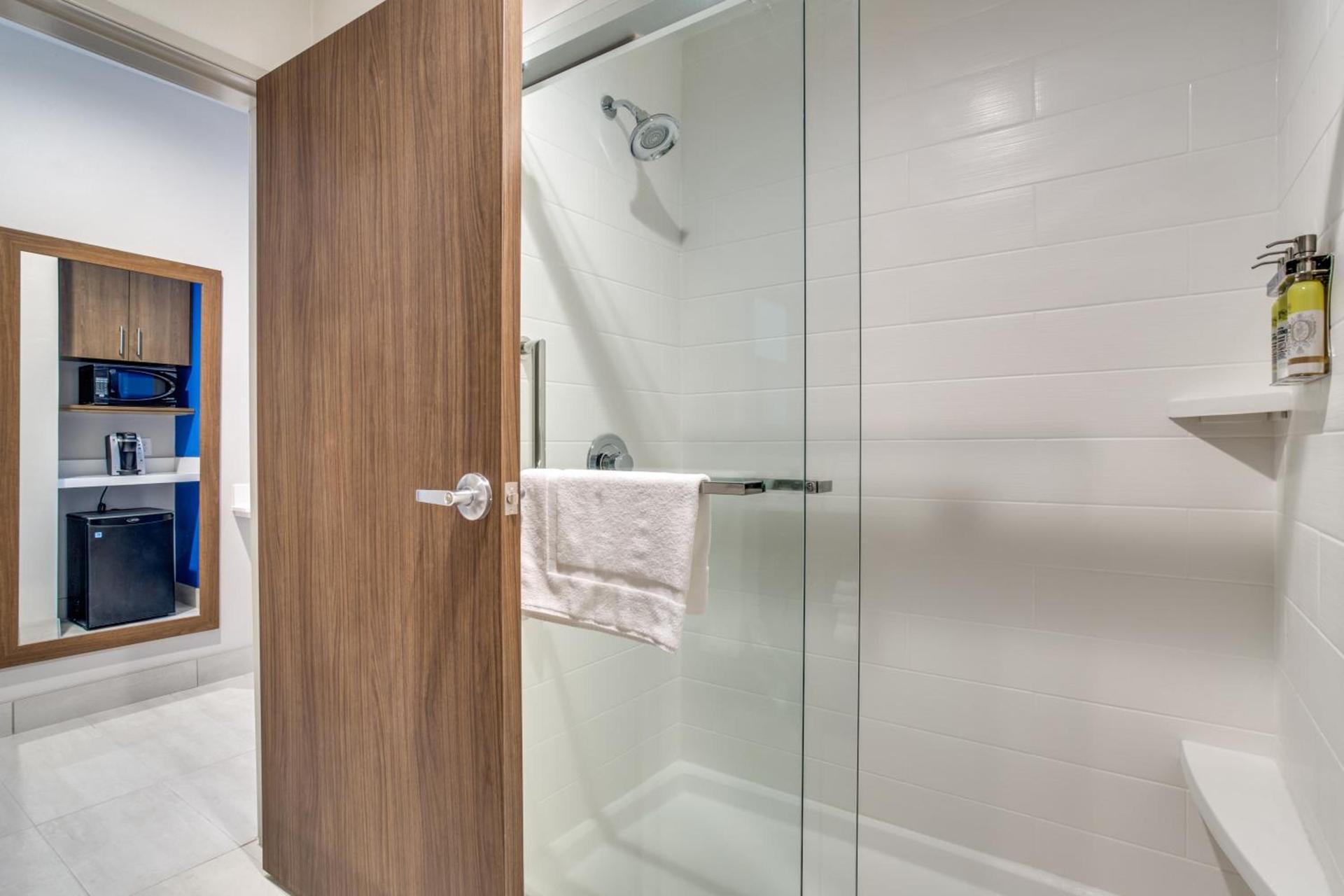 Holiday Inn Express & Suites - Denton South by IHG photo 3