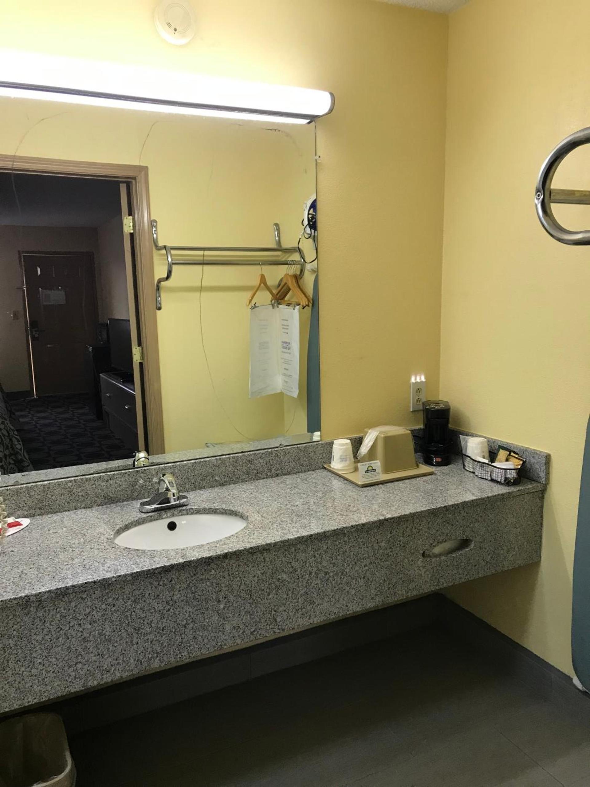 Days Inn by Wyndham Byron photo 15