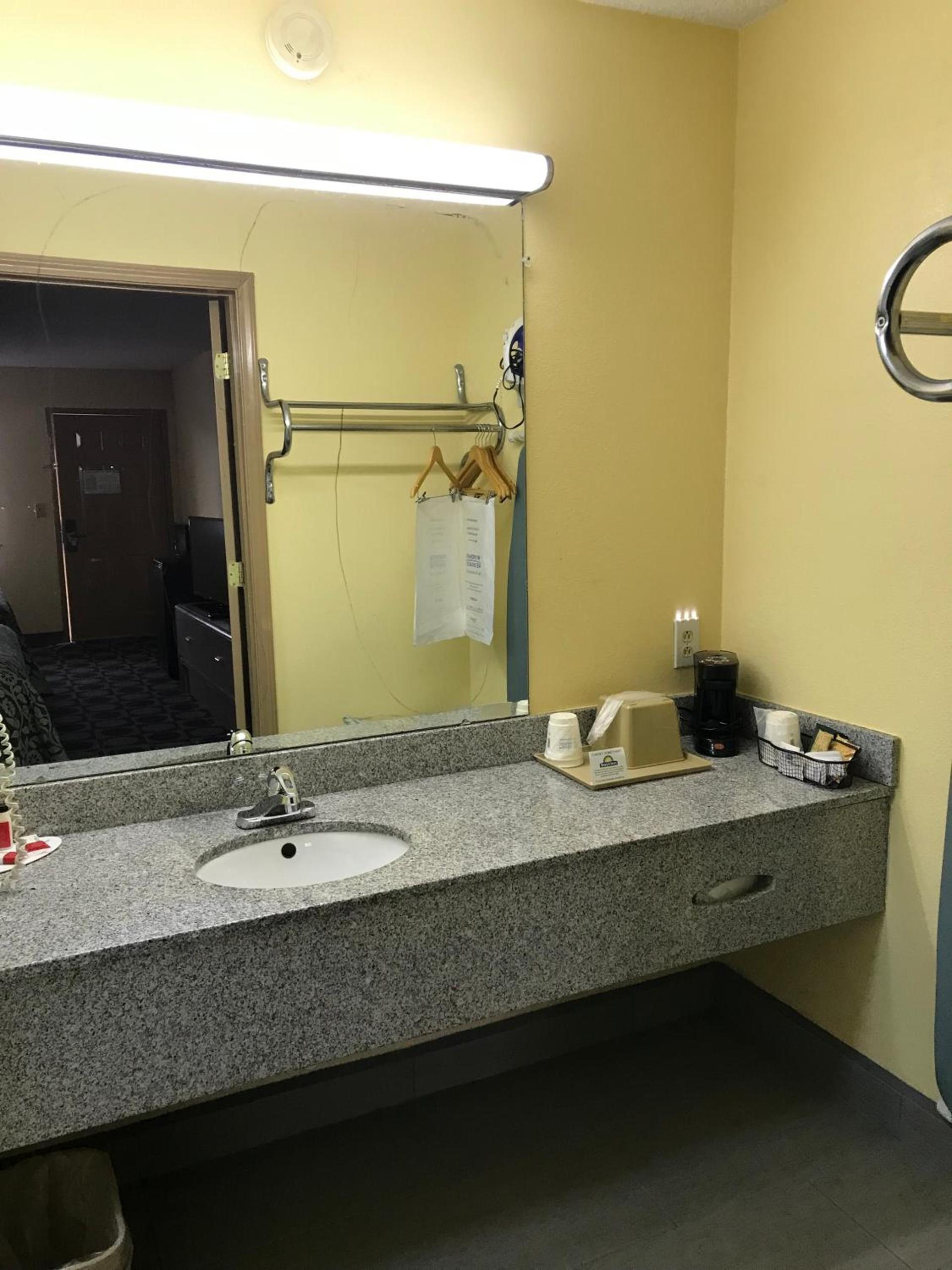 Days Inn by Wyndham Byron photo 17