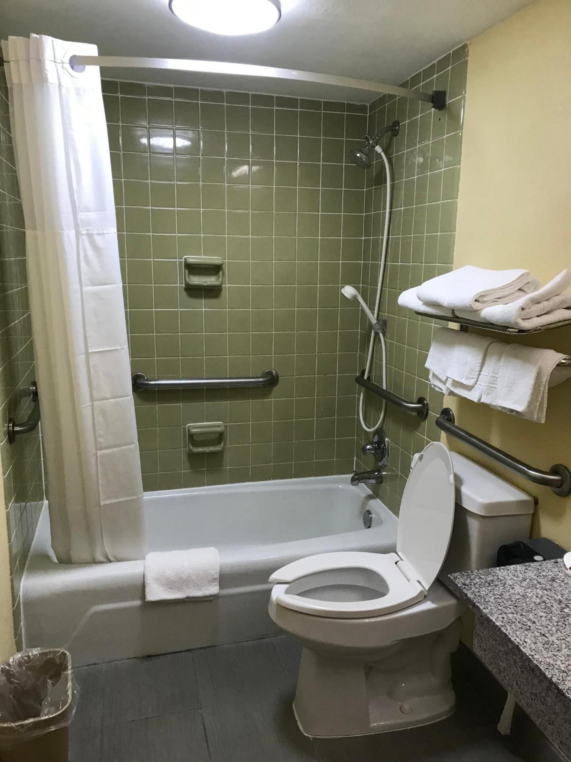 Days Inn by Wyndham Byron photo 16