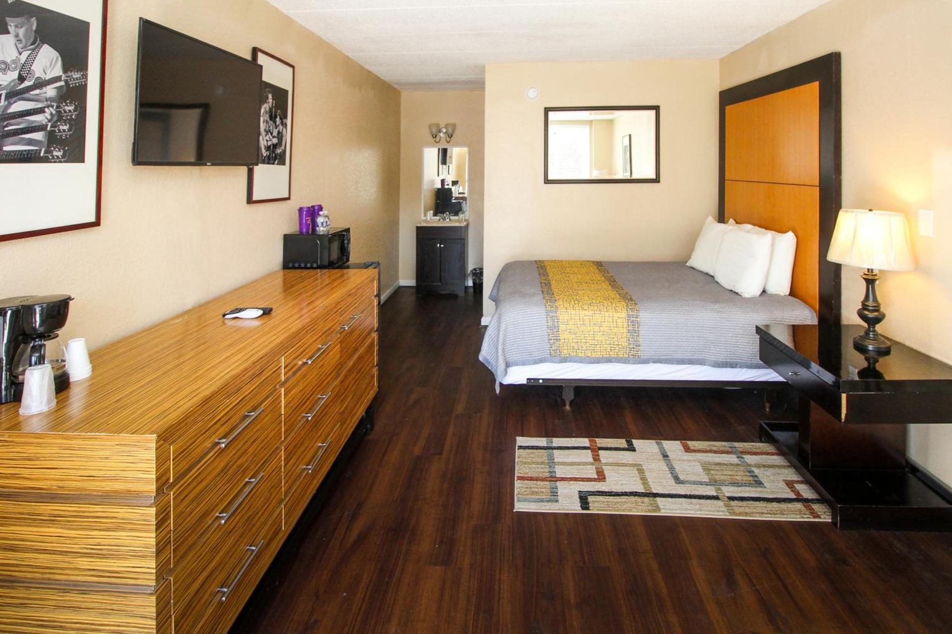 APM Inn and Suites photo 36