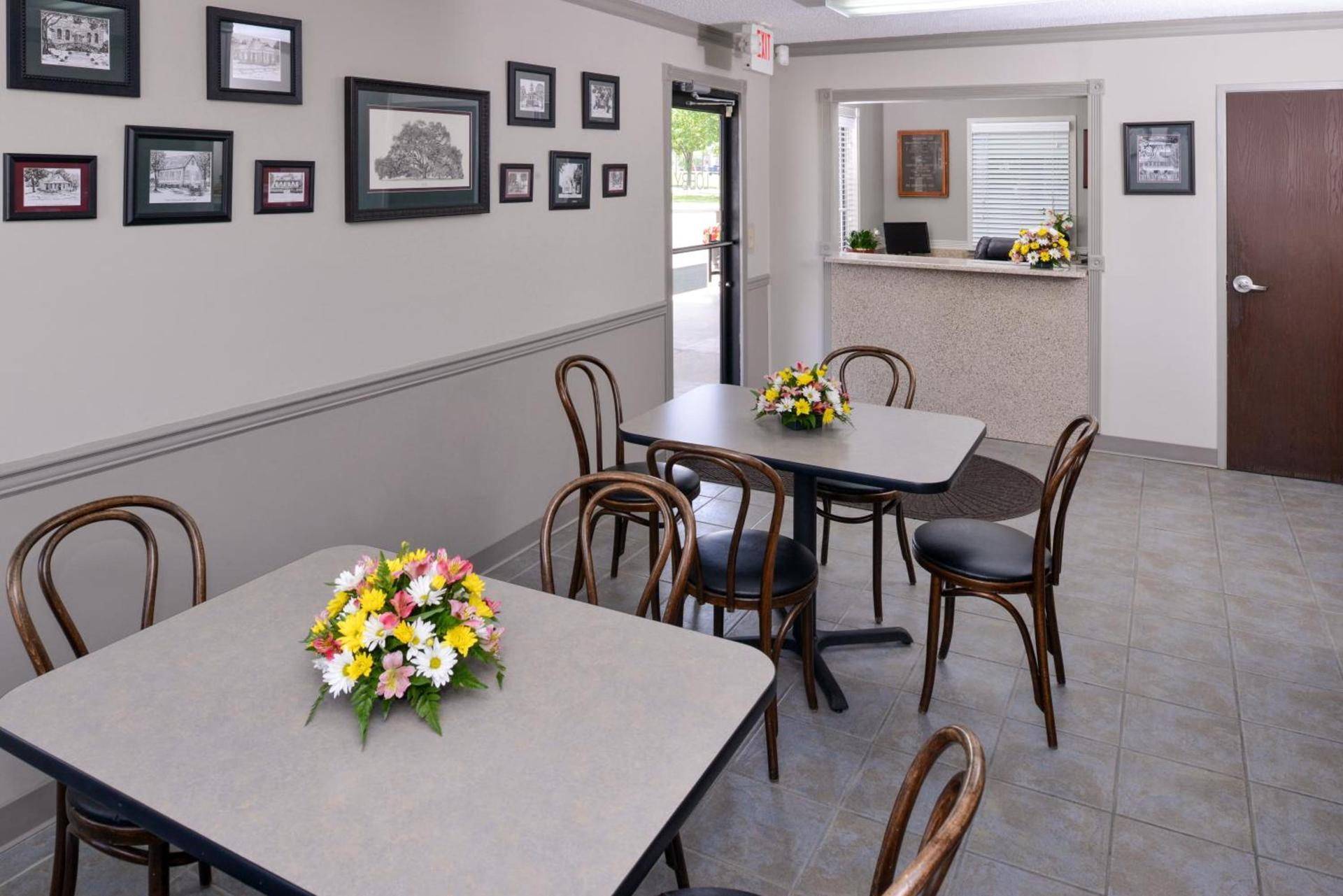 Briarwood Inn Of Geneva photo 28