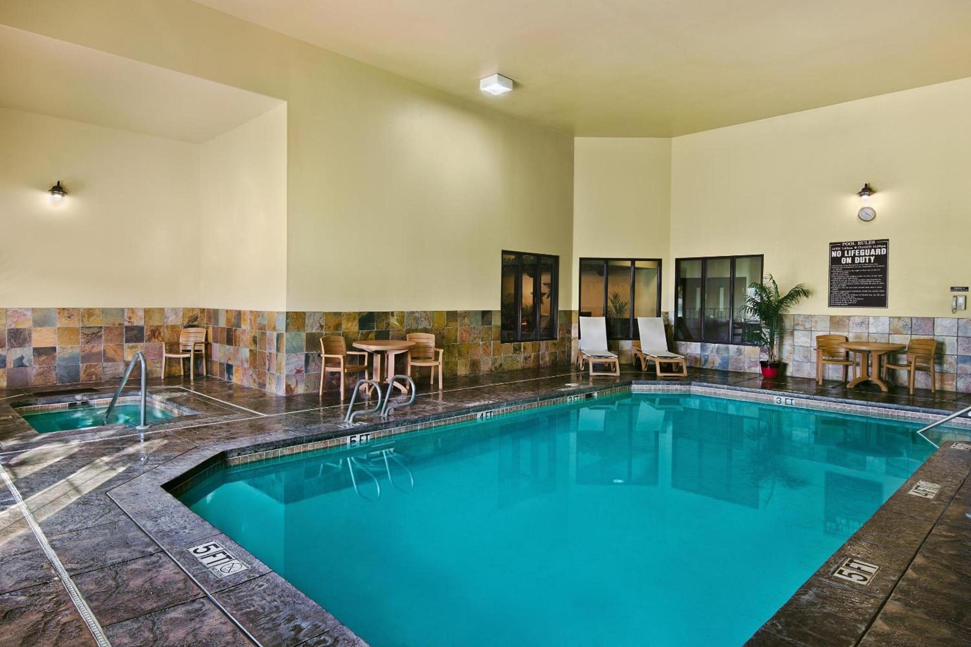 Oxford Suites Pendleton photo 2