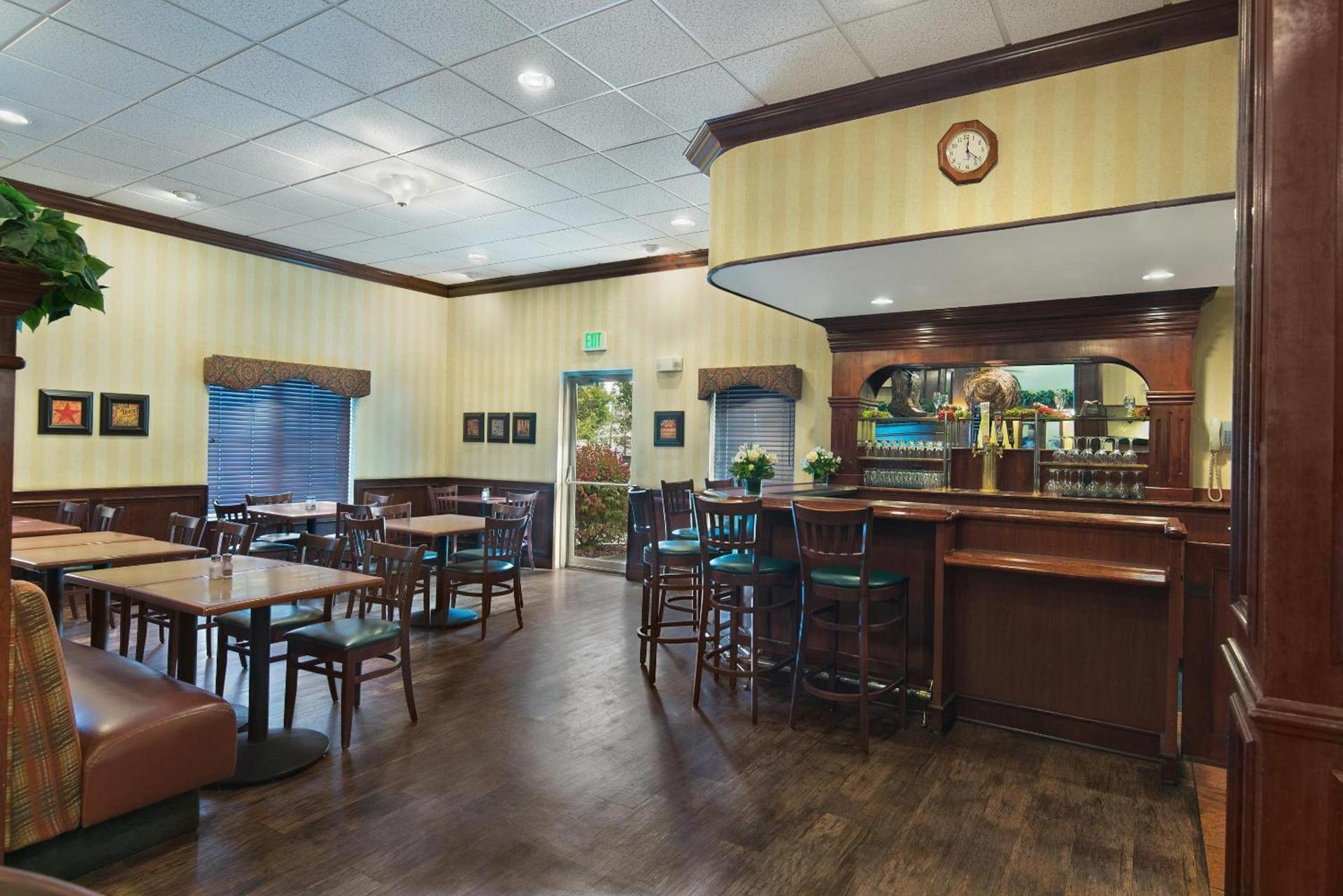 Oxford Suites Pendleton photo 8