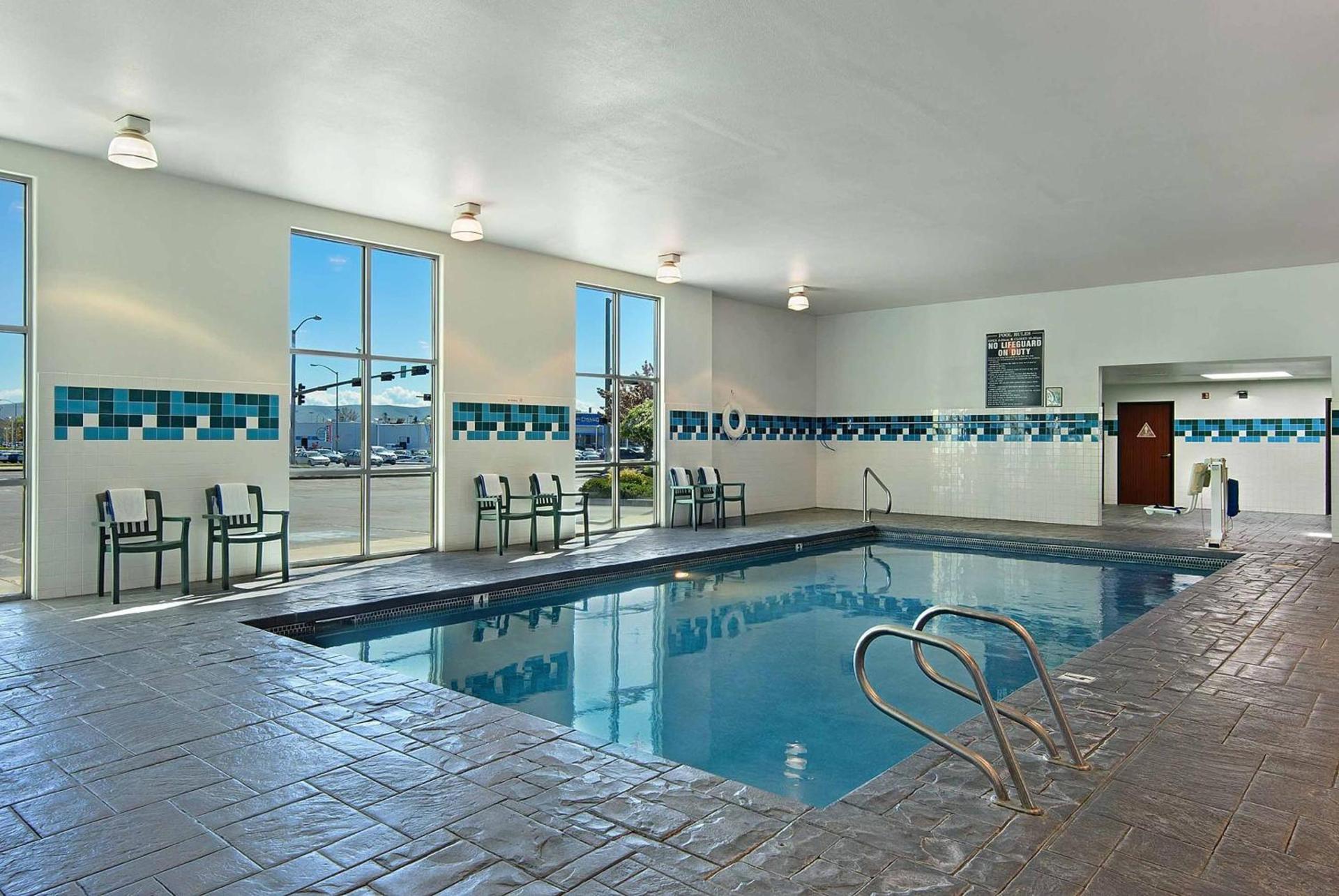Oxford Suites Yakima photo 2