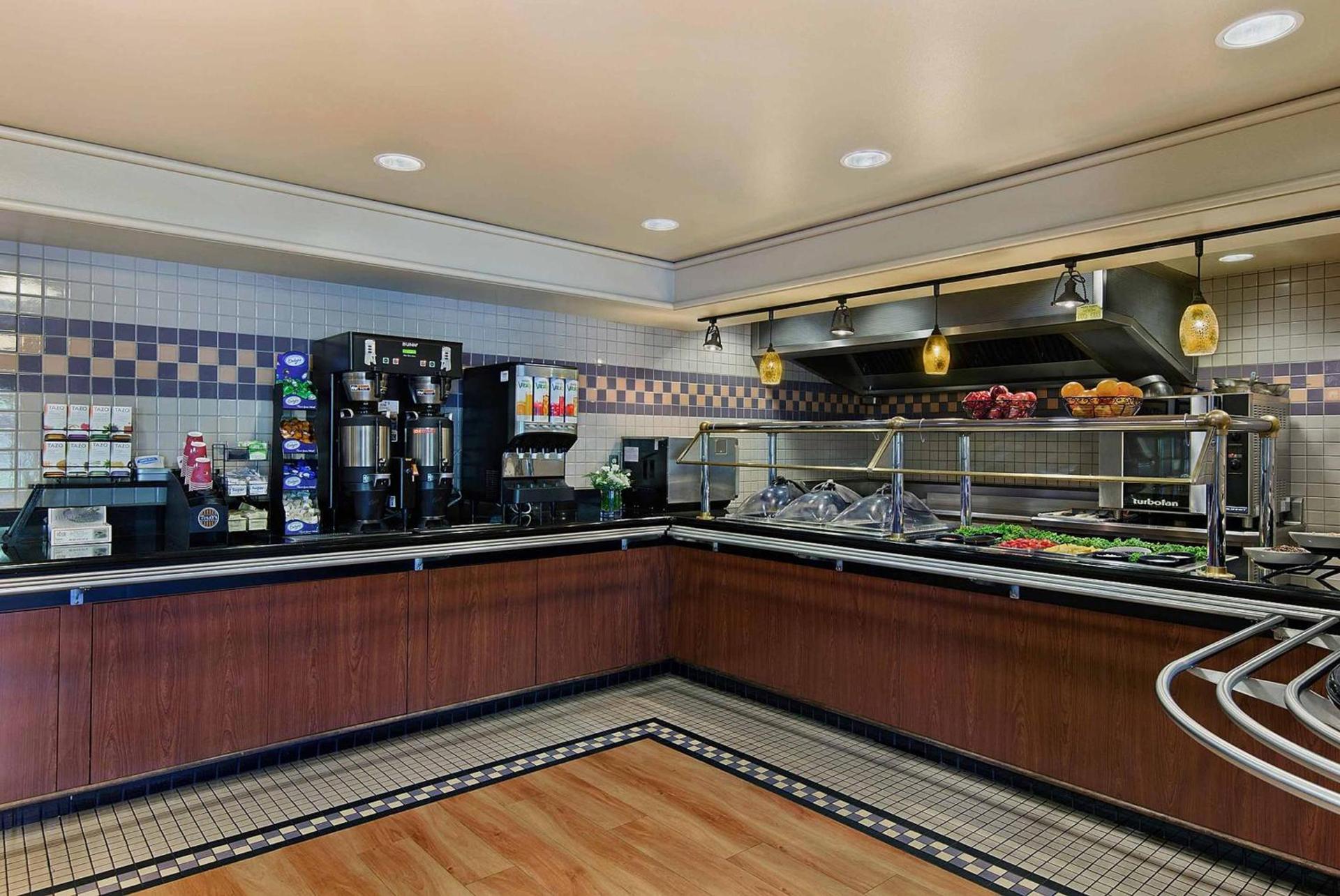 Oxford Suites Yakima photo 13