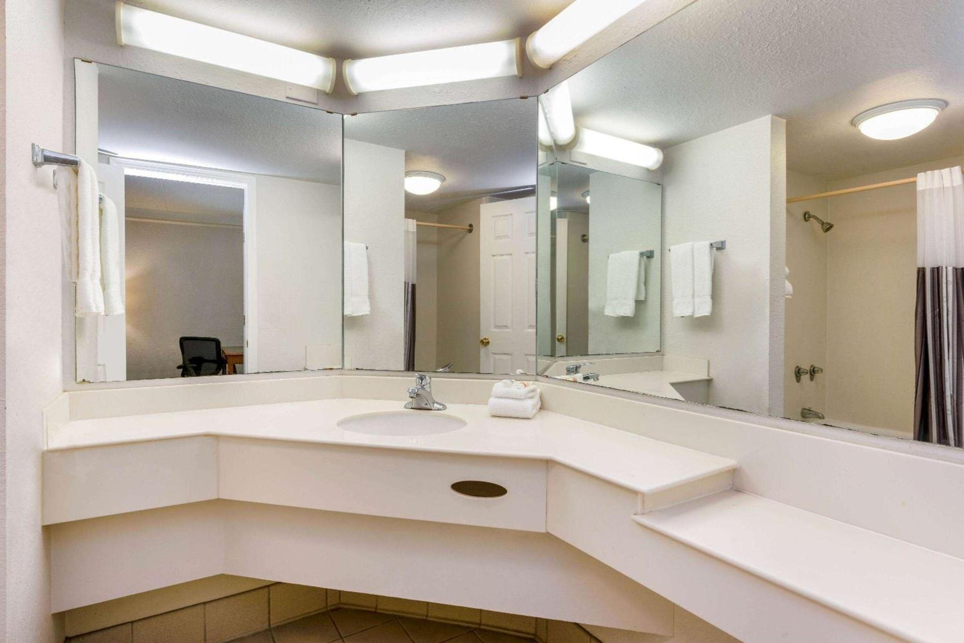 La Quinta Inn by Wyndham Bossier City photo 12