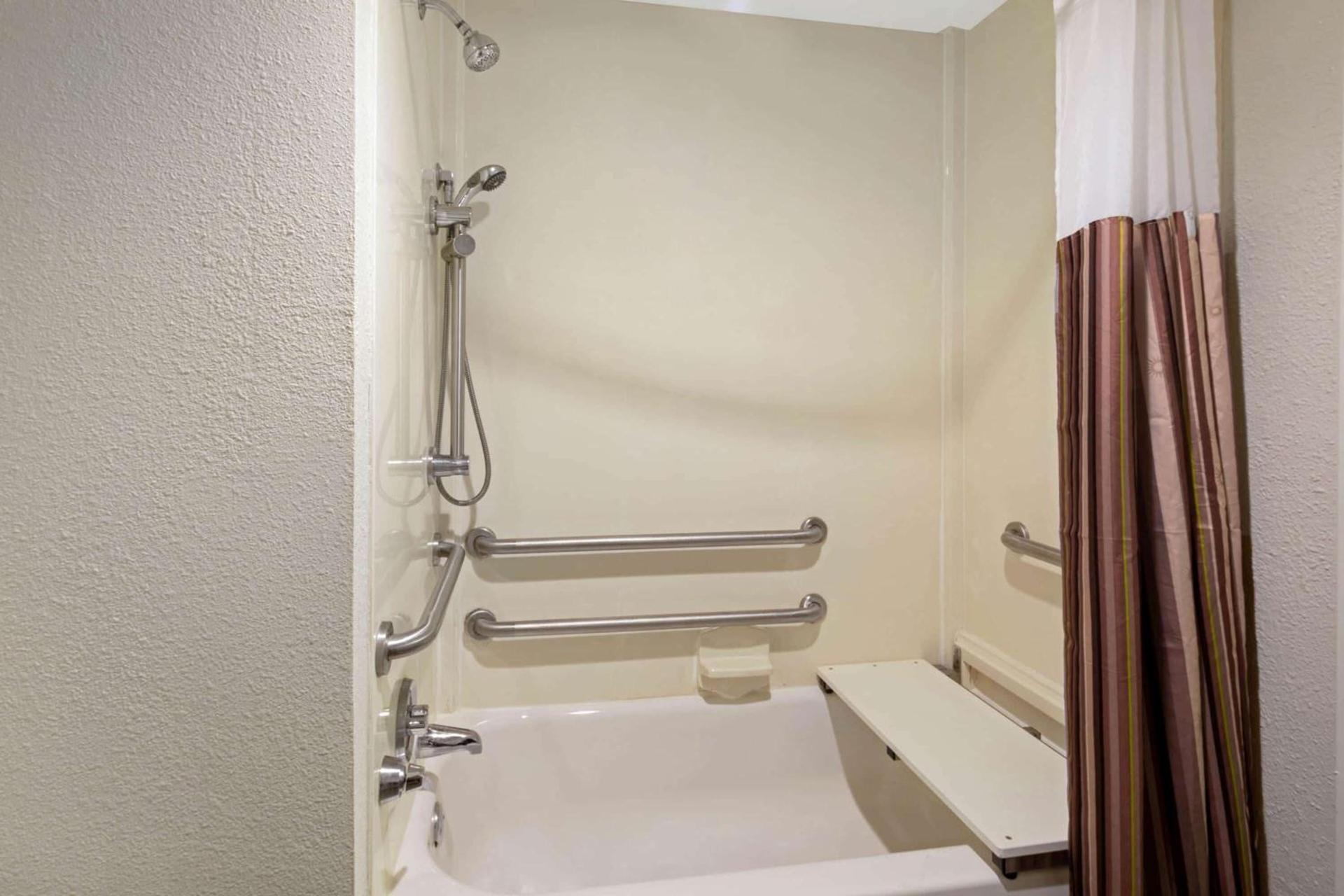 La Quinta by Wyndham Miami Airport East photo 32
