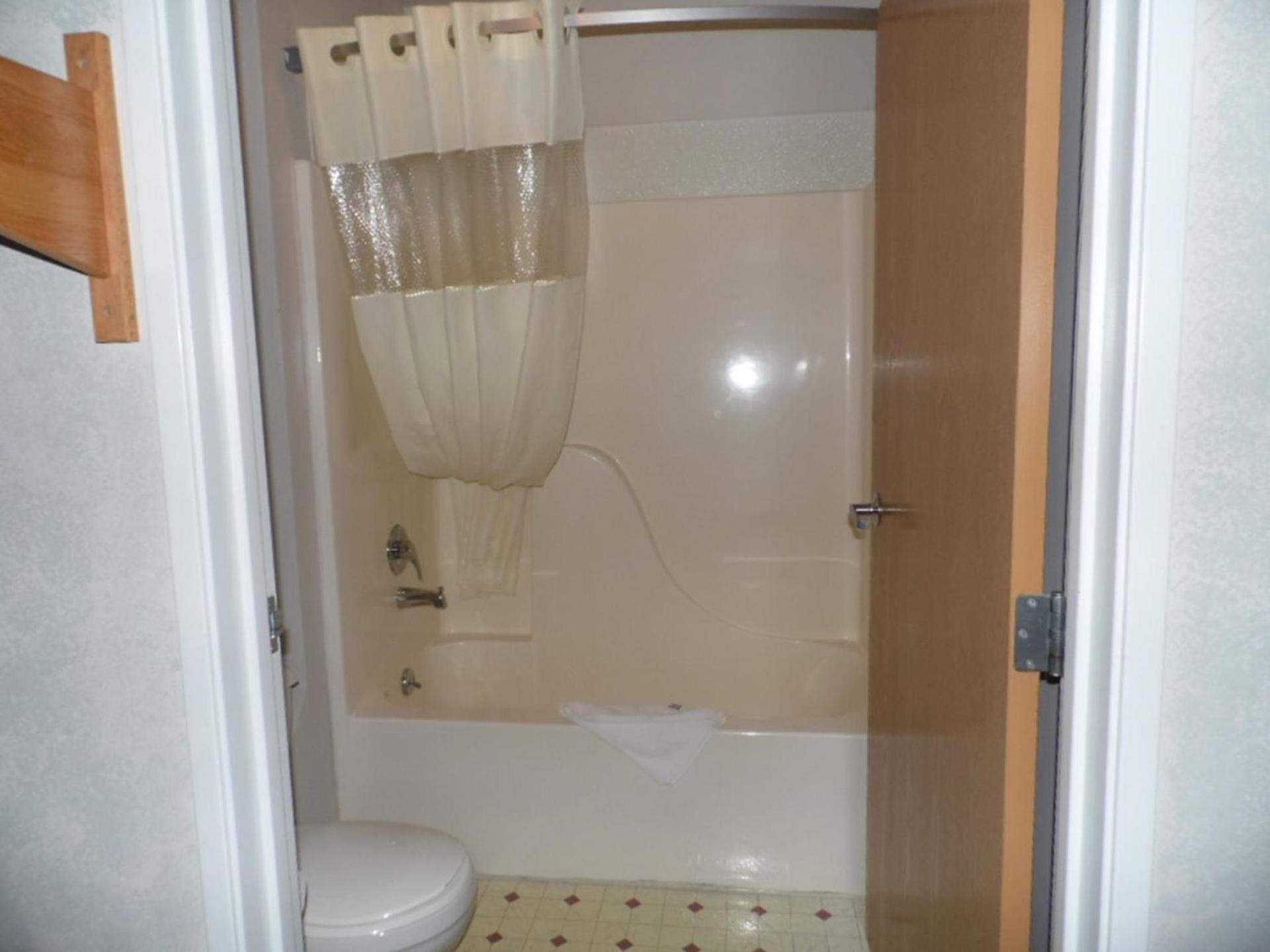 Days Inn by Wyndham Imlay City photo 33
