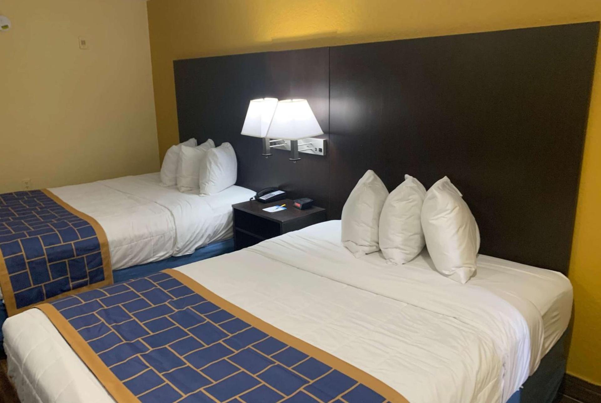 Days Inn & Suites by Wyndham Tampa/Raymond James Stadium photo 4