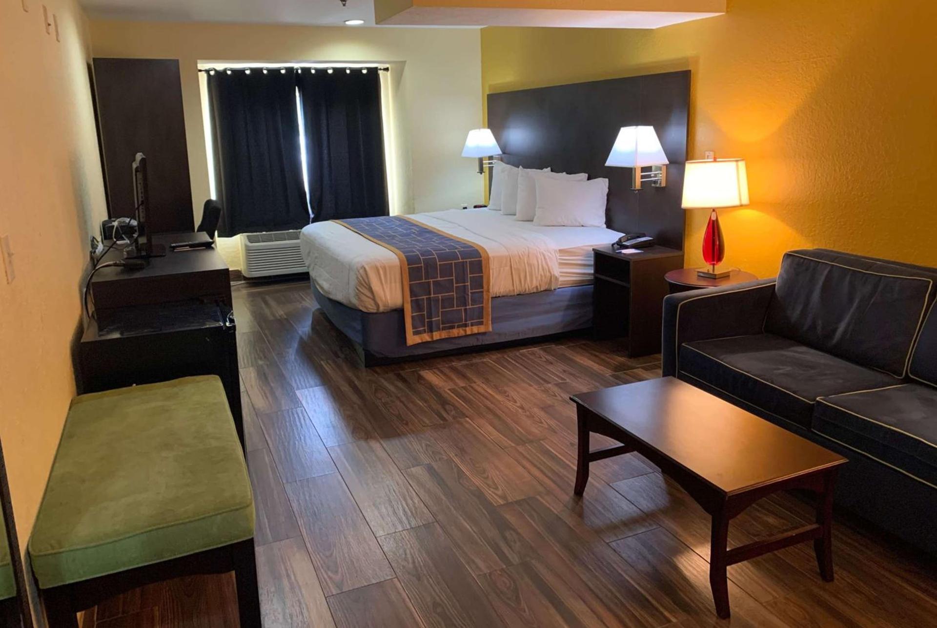 Days Inn & Suites by Wyndham Tampa/Raymond James Stadium photo 8