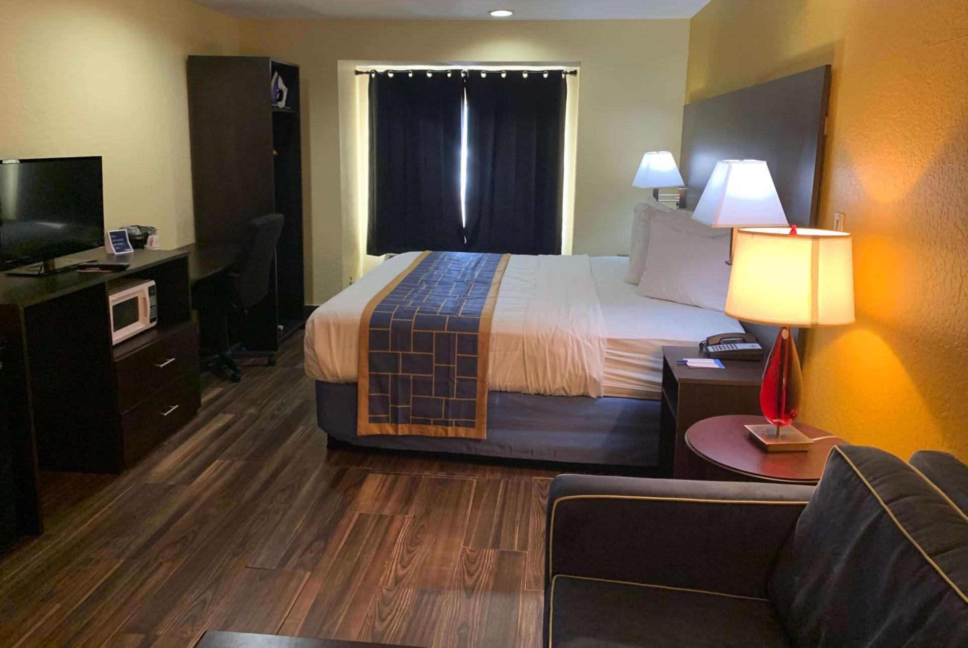Days Inn & Suites by Wyndham Tampa/Raymond James Stadium photo 11
