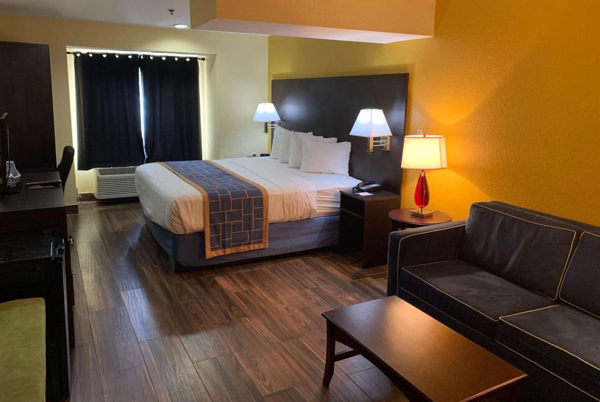 Days Inn & Suites by Wyndham Tampa/Raymond James Stadium photo 10