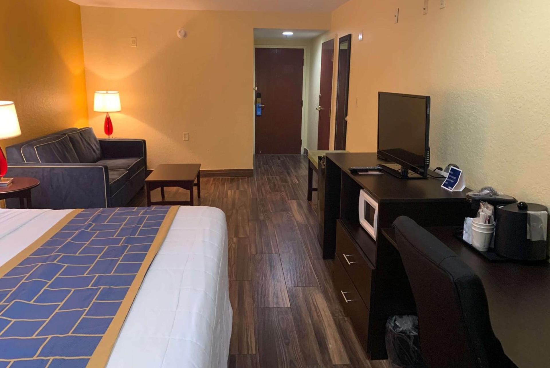 Days Inn & Suites by Wyndham Tampa/Raymond James Stadium photo 12