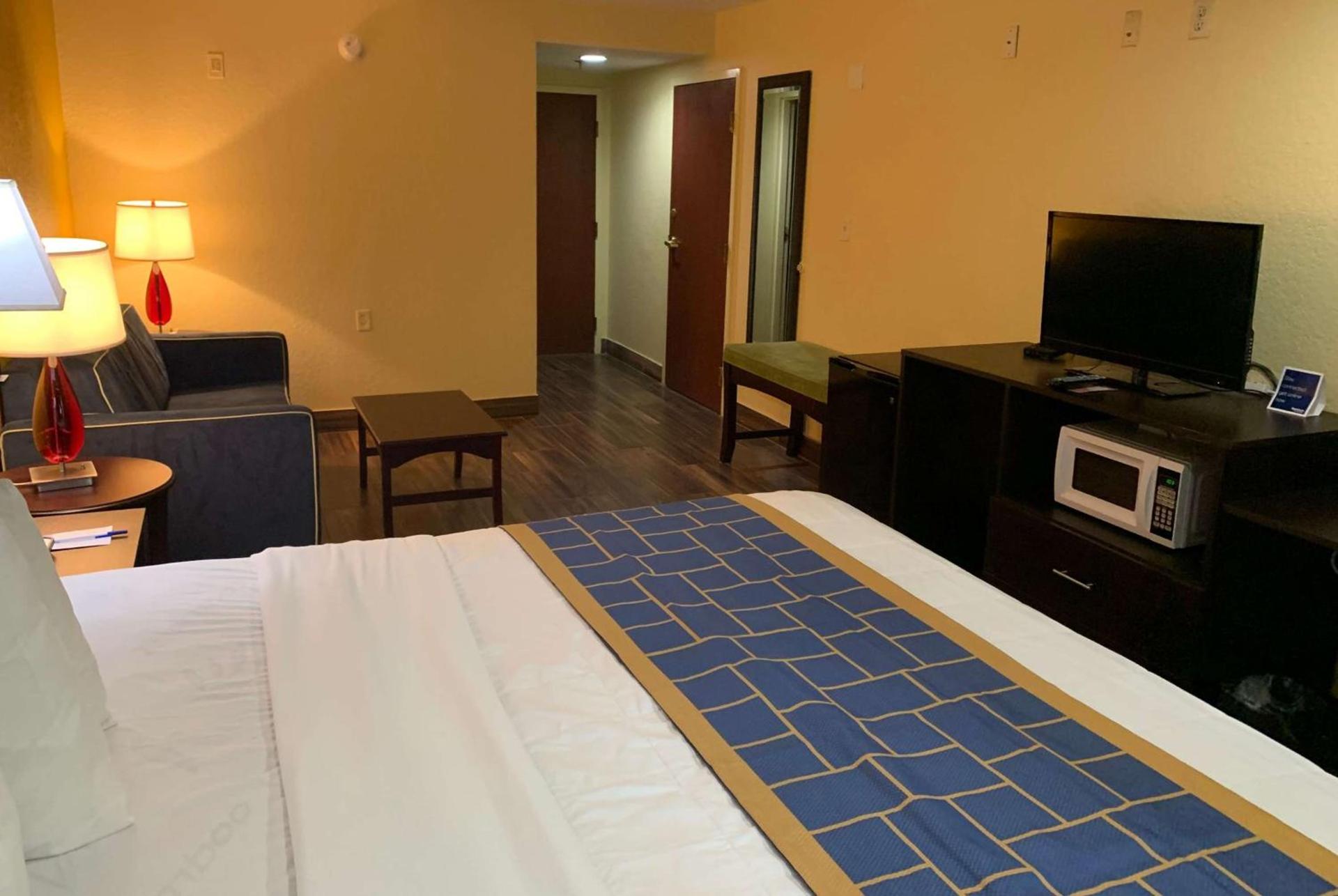 Days Inn & Suites by Wyndham Tampa/Raymond James Stadium photo 13