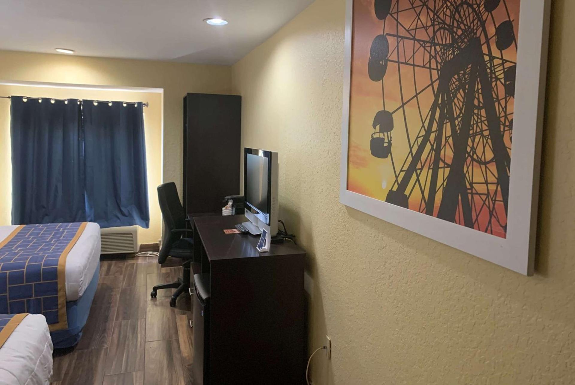 Days Inn & Suites by Wyndham Tampa/Raymond James Stadium photo 14