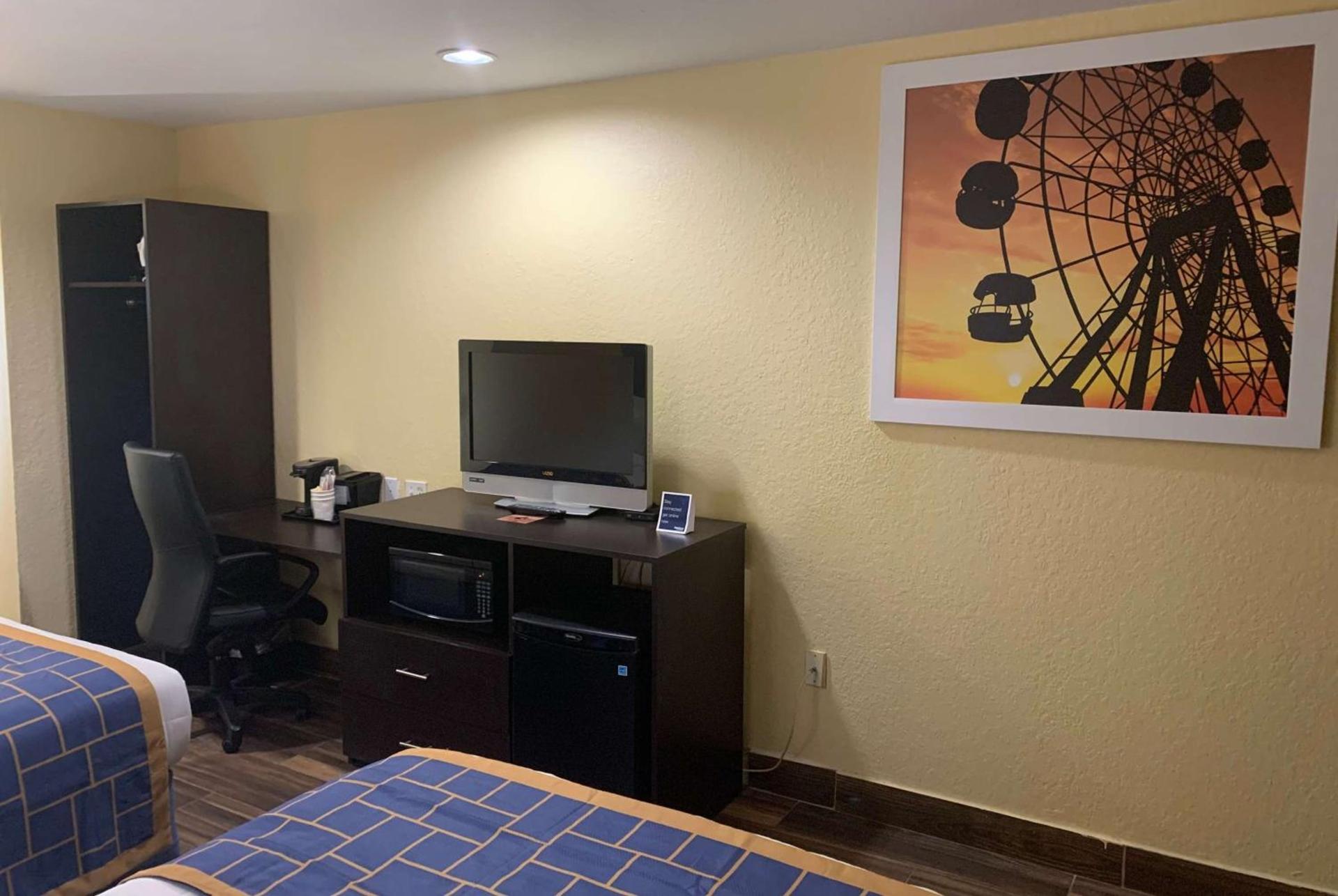 Days Inn & Suites by Wyndham Tampa/Raymond James Stadium photo 15
