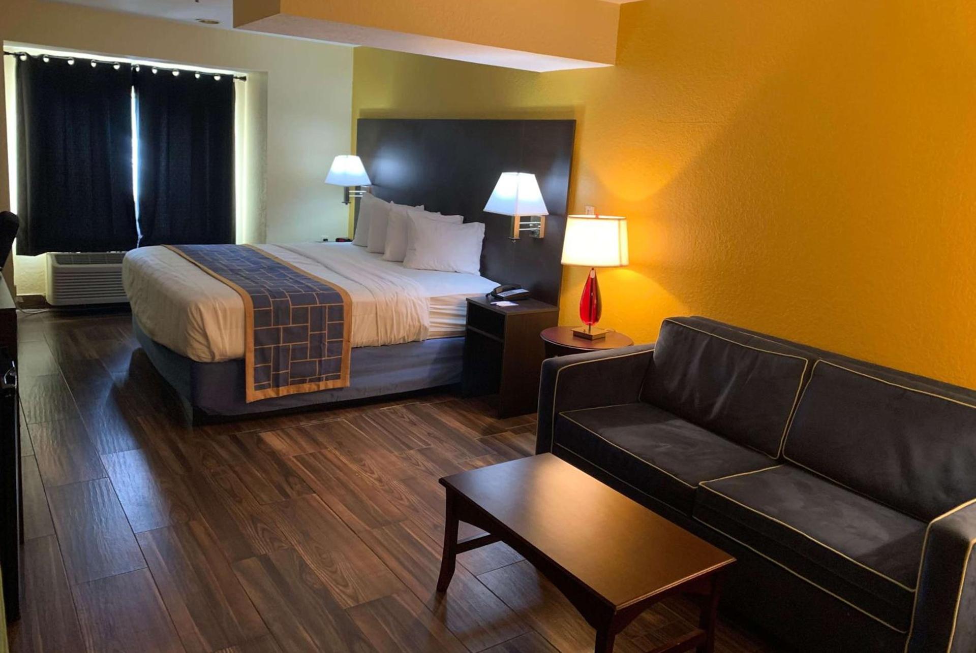Days Inn & Suites by Wyndham Tampa/Raymond James Stadium photo 9