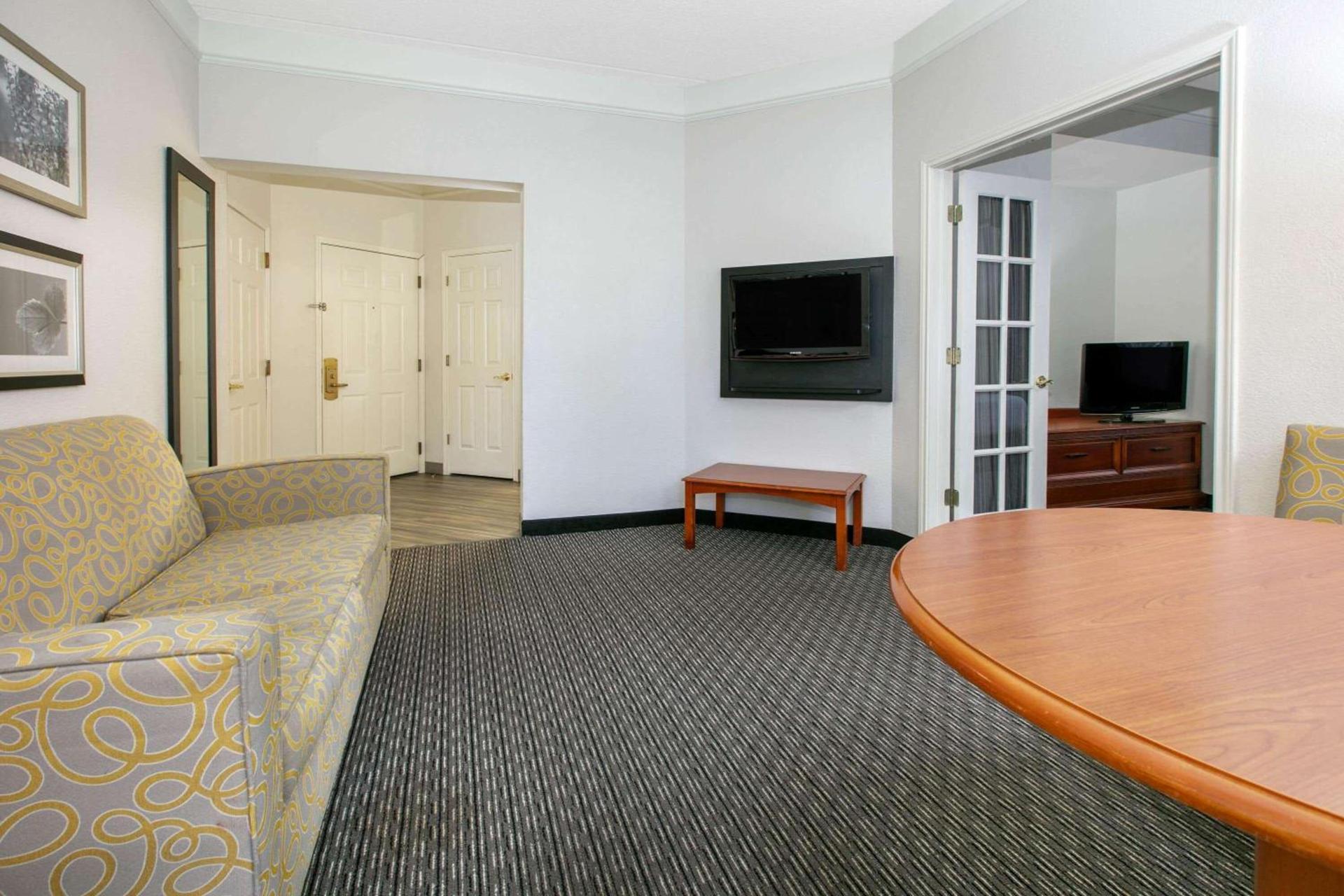 La Quinta by Wyndham Dallas North Central photo 26