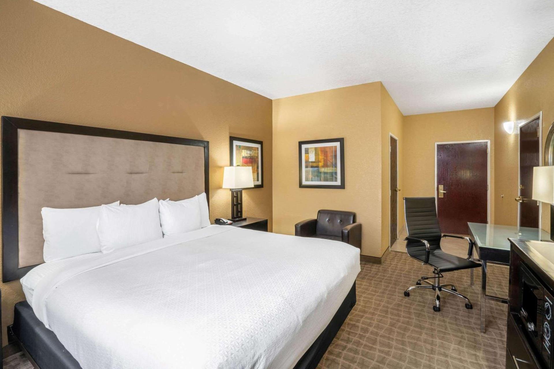 La Quinta by Wyndham Hot Springs photo 18