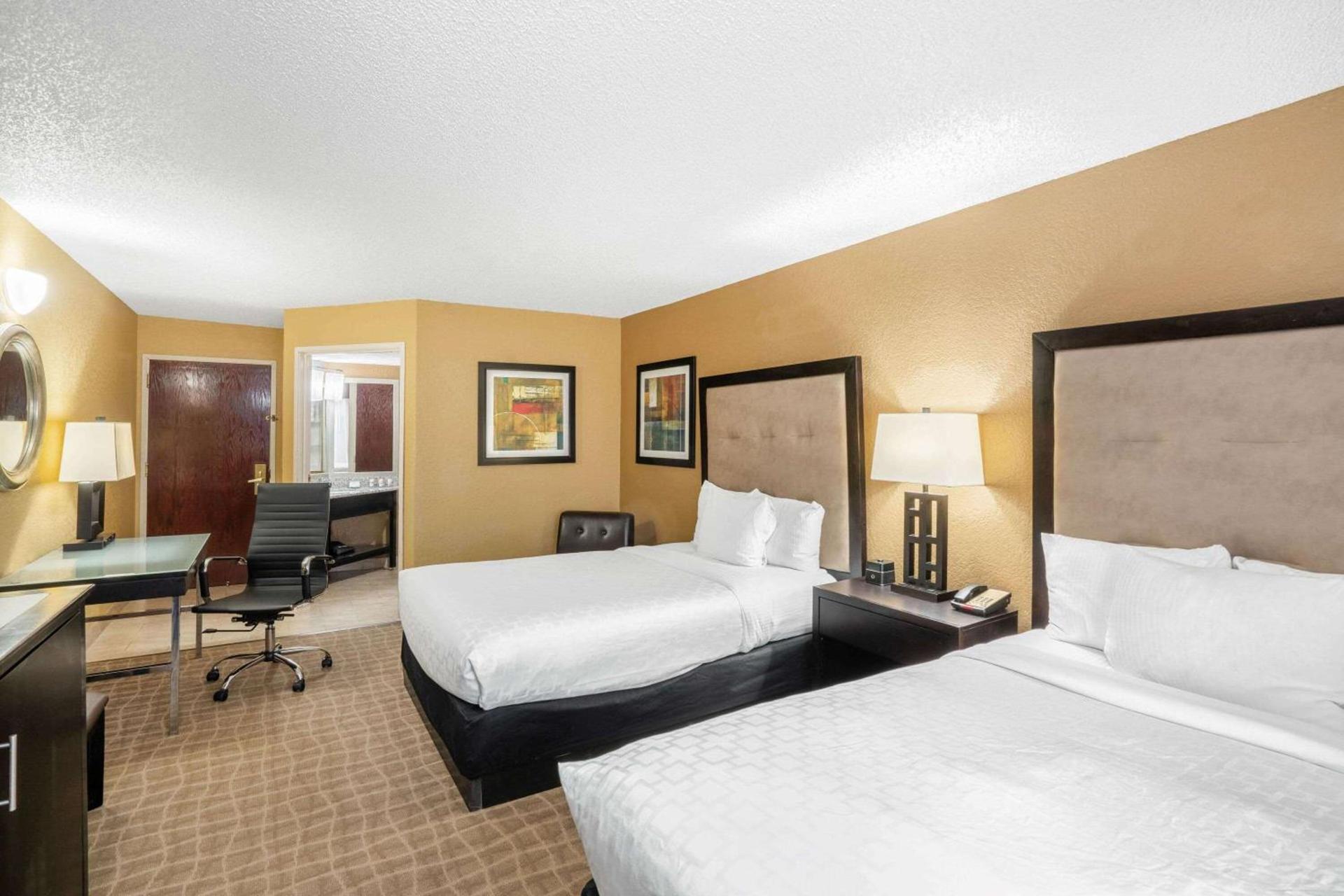 La Quinta by Wyndham Hot Springs photo 23