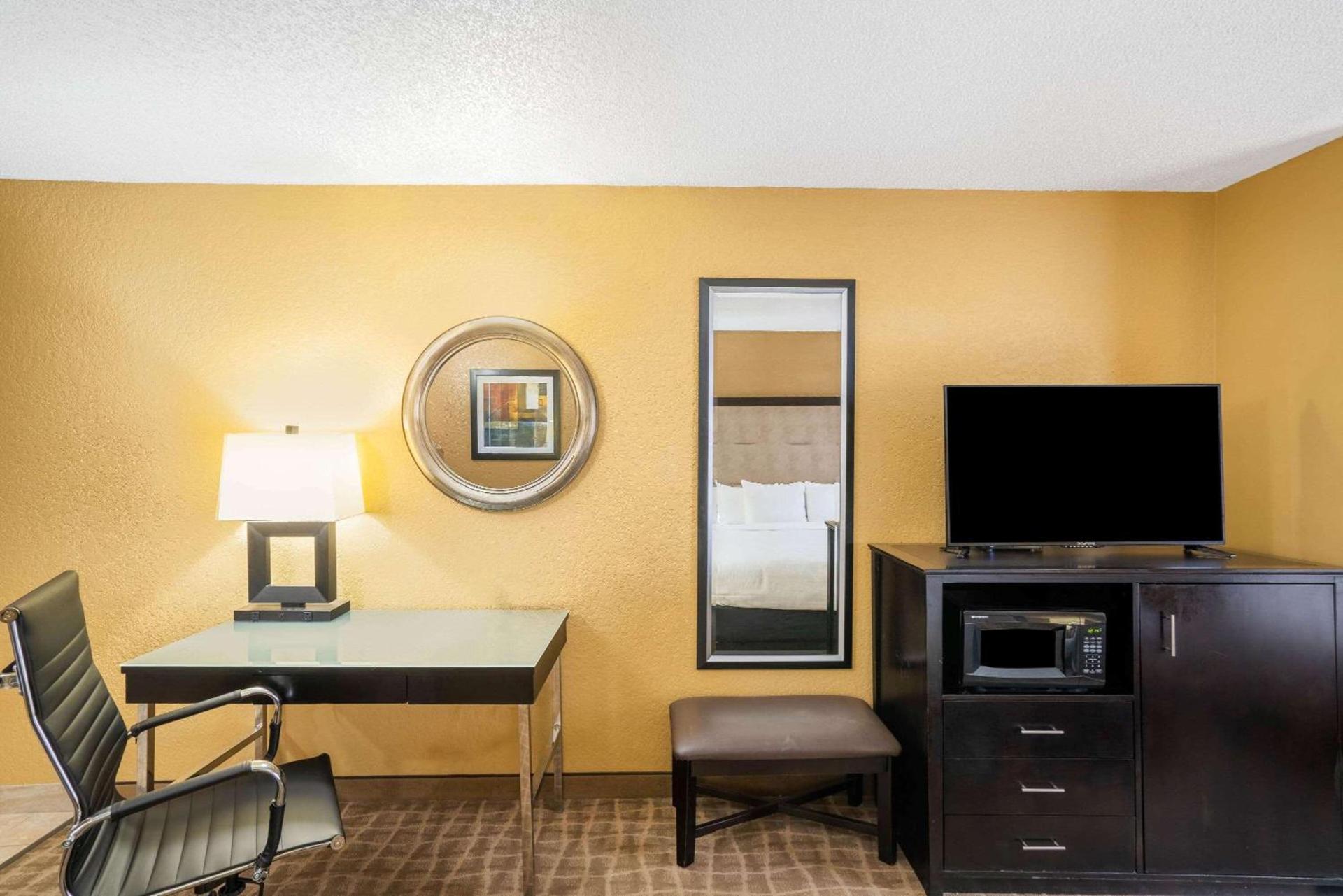 La Quinta by Wyndham Hot Springs photo 28