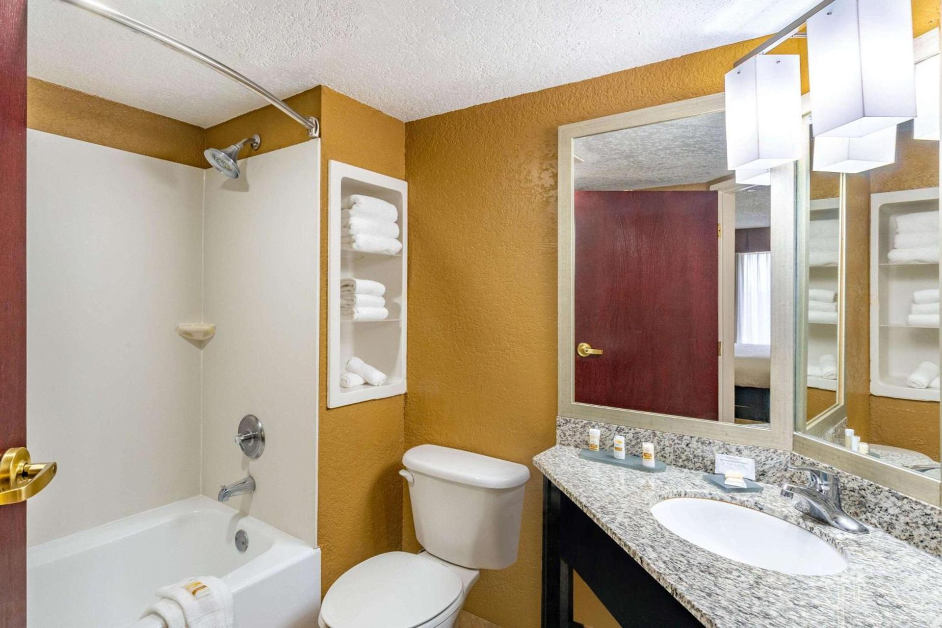 La Quinta by Wyndham Hot Springs photo 30