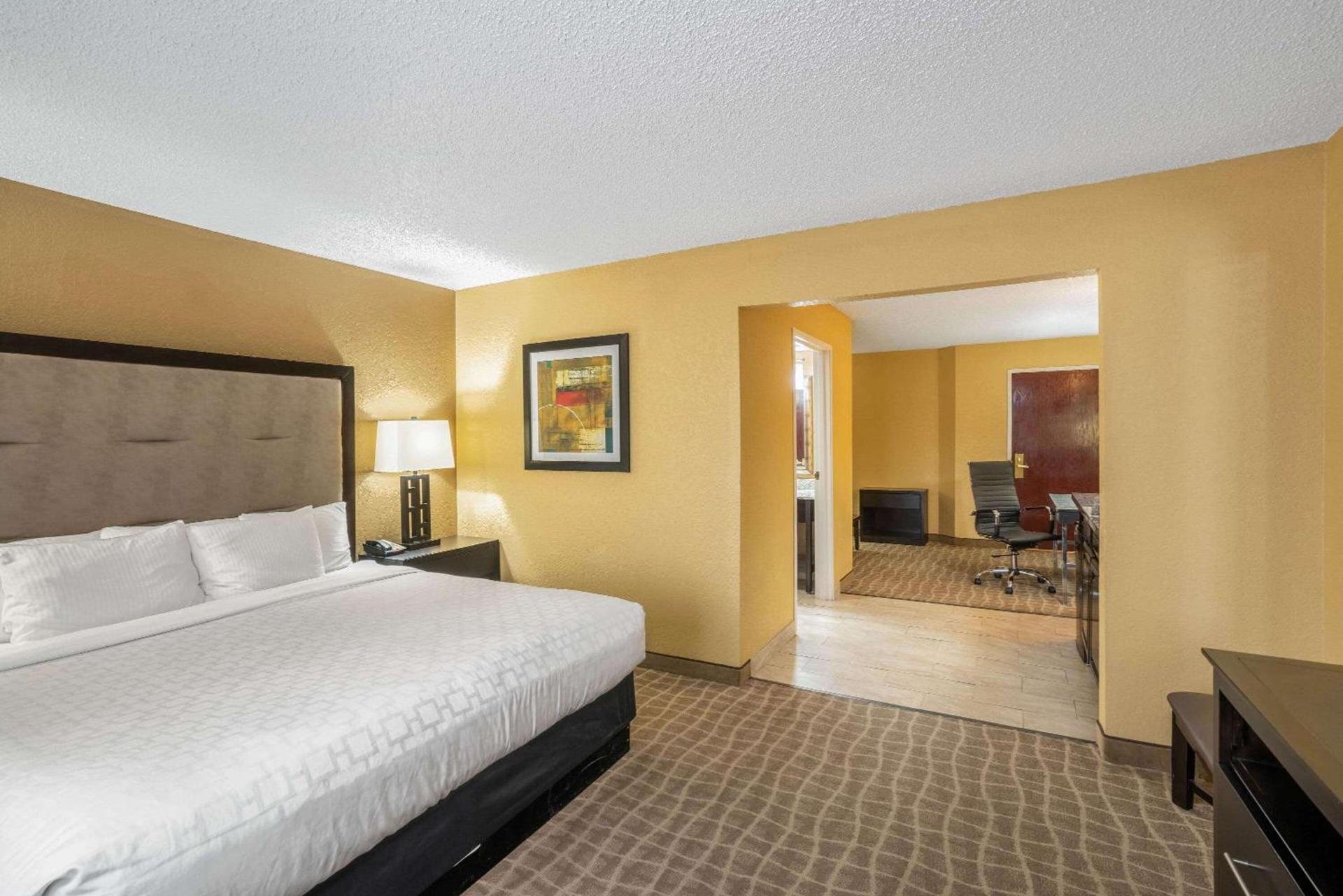 La Quinta by Wyndham Hot Springs photo 39