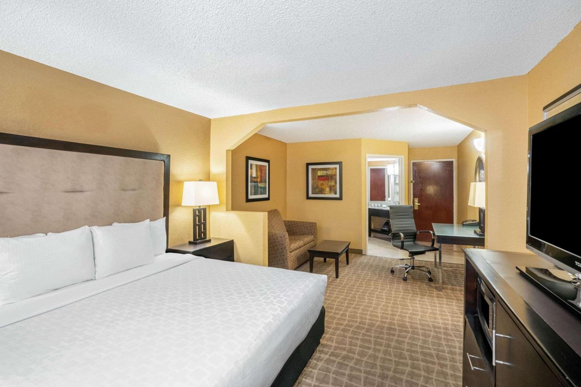La Quinta by Wyndham Hot Springs photo 41