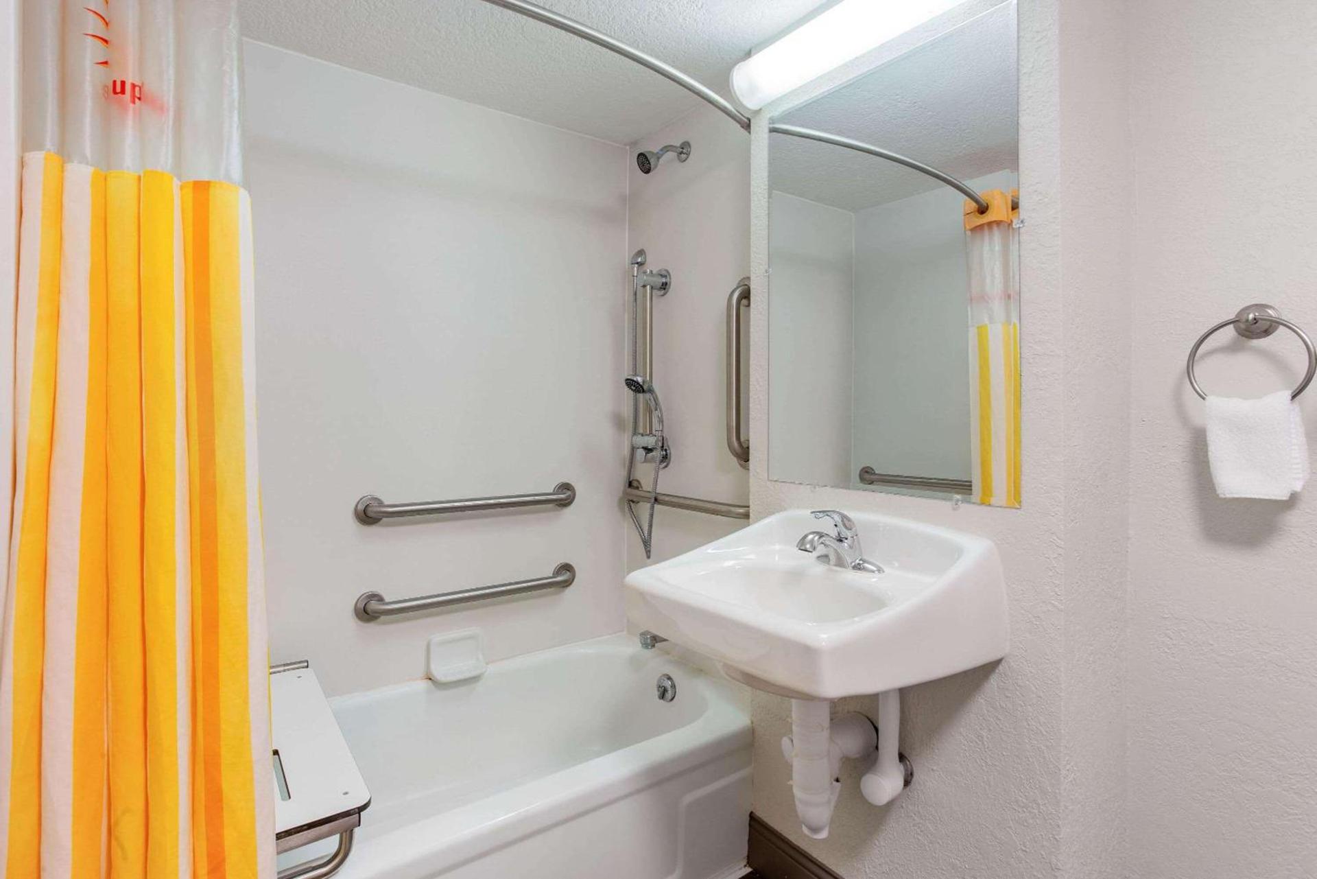 La Quinta Inn by Wyndham Champaign photo 17