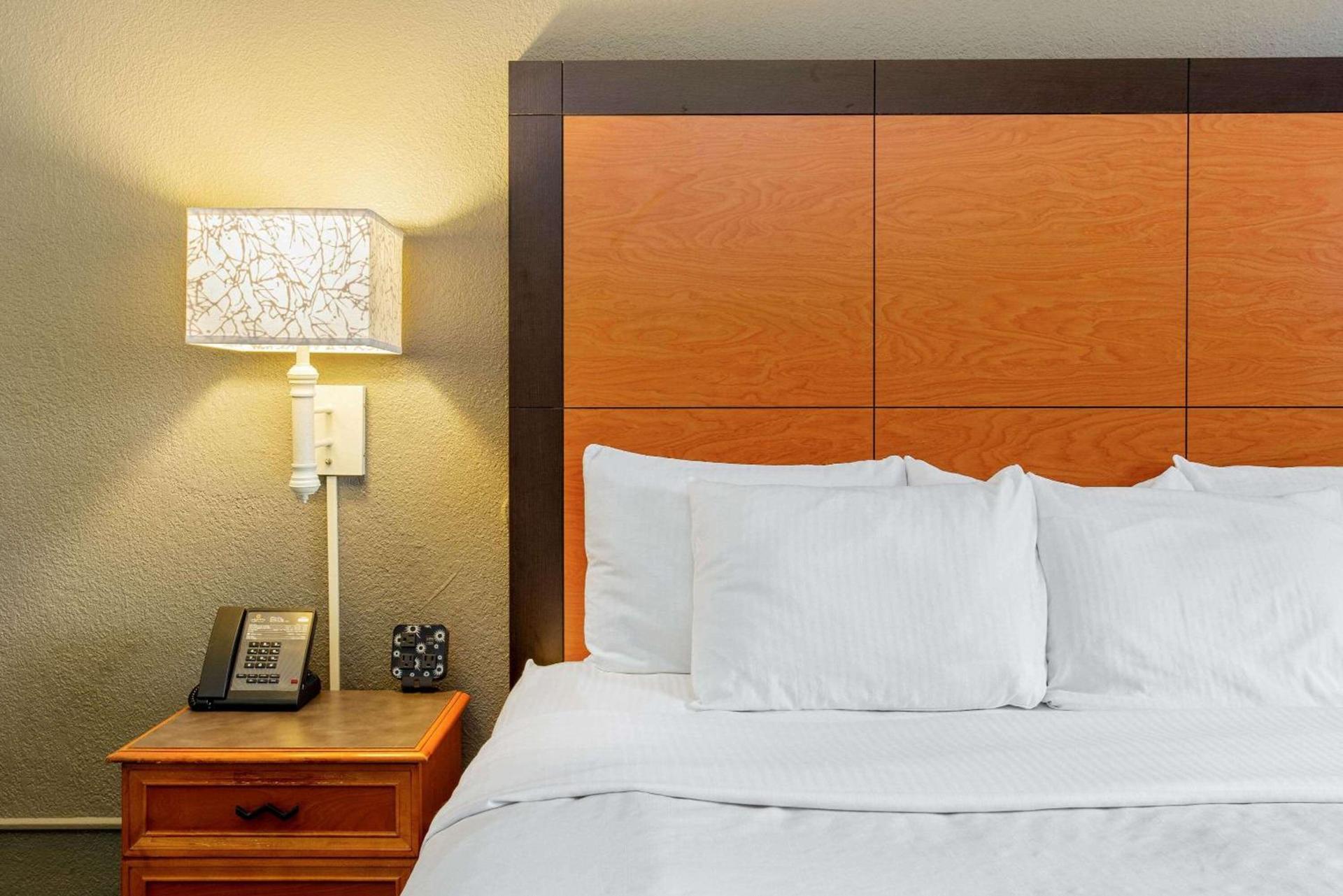 La Quinta Inn by Wyndham Champaign photo 19