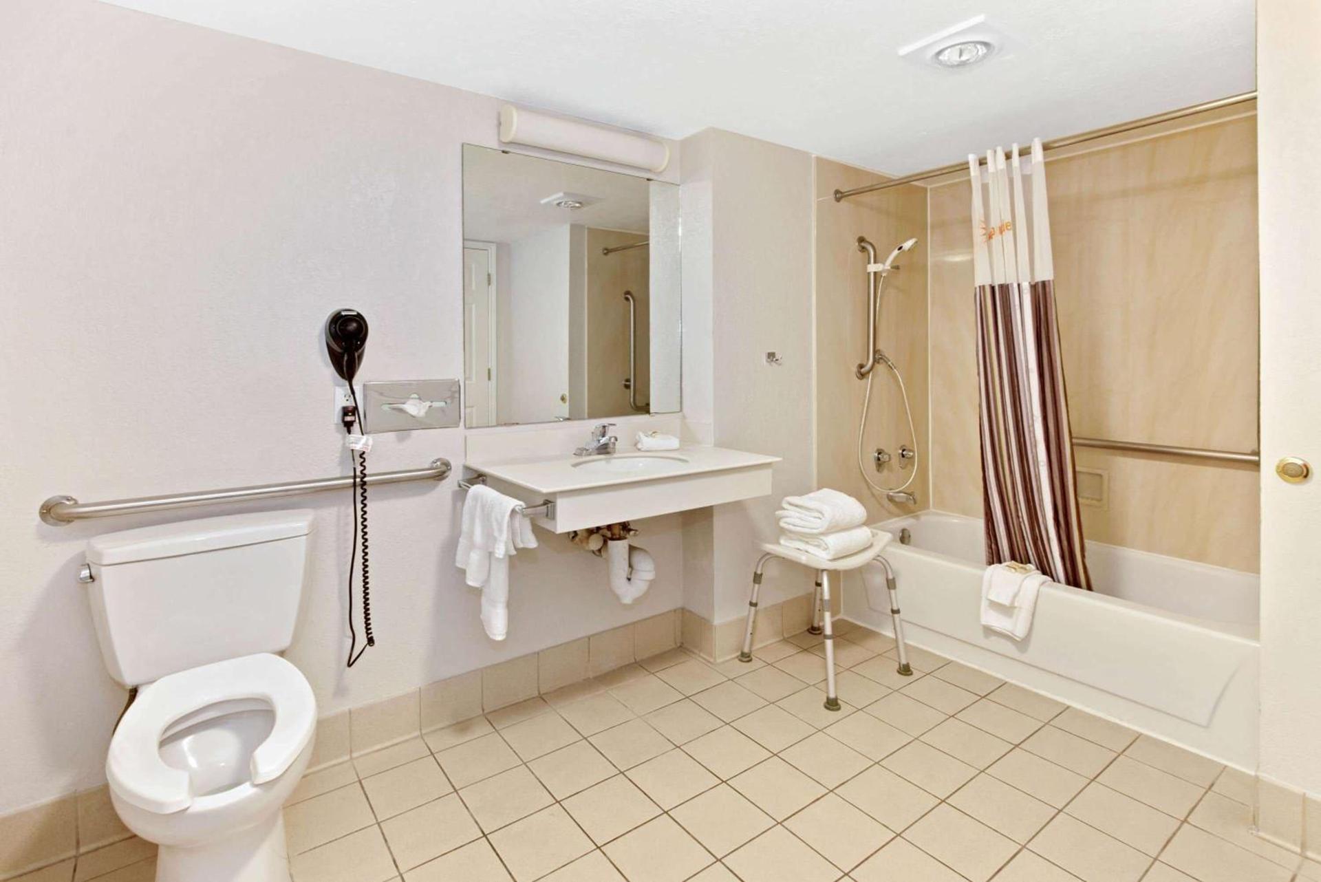 La Quinta Inn by Wyndham Santa Fe photo 8