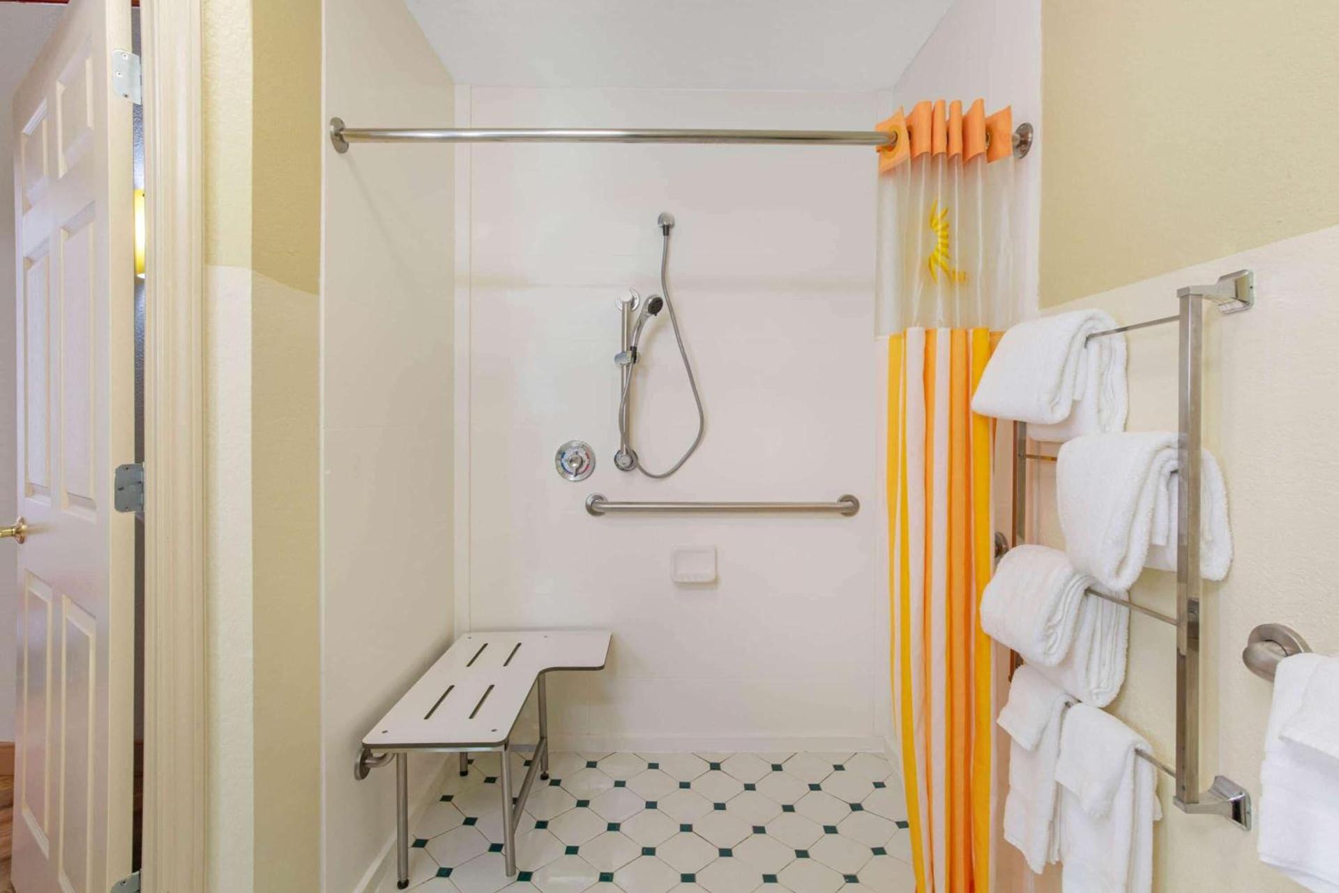 La Quinta by Wyndham Raleigh Cary photo 16