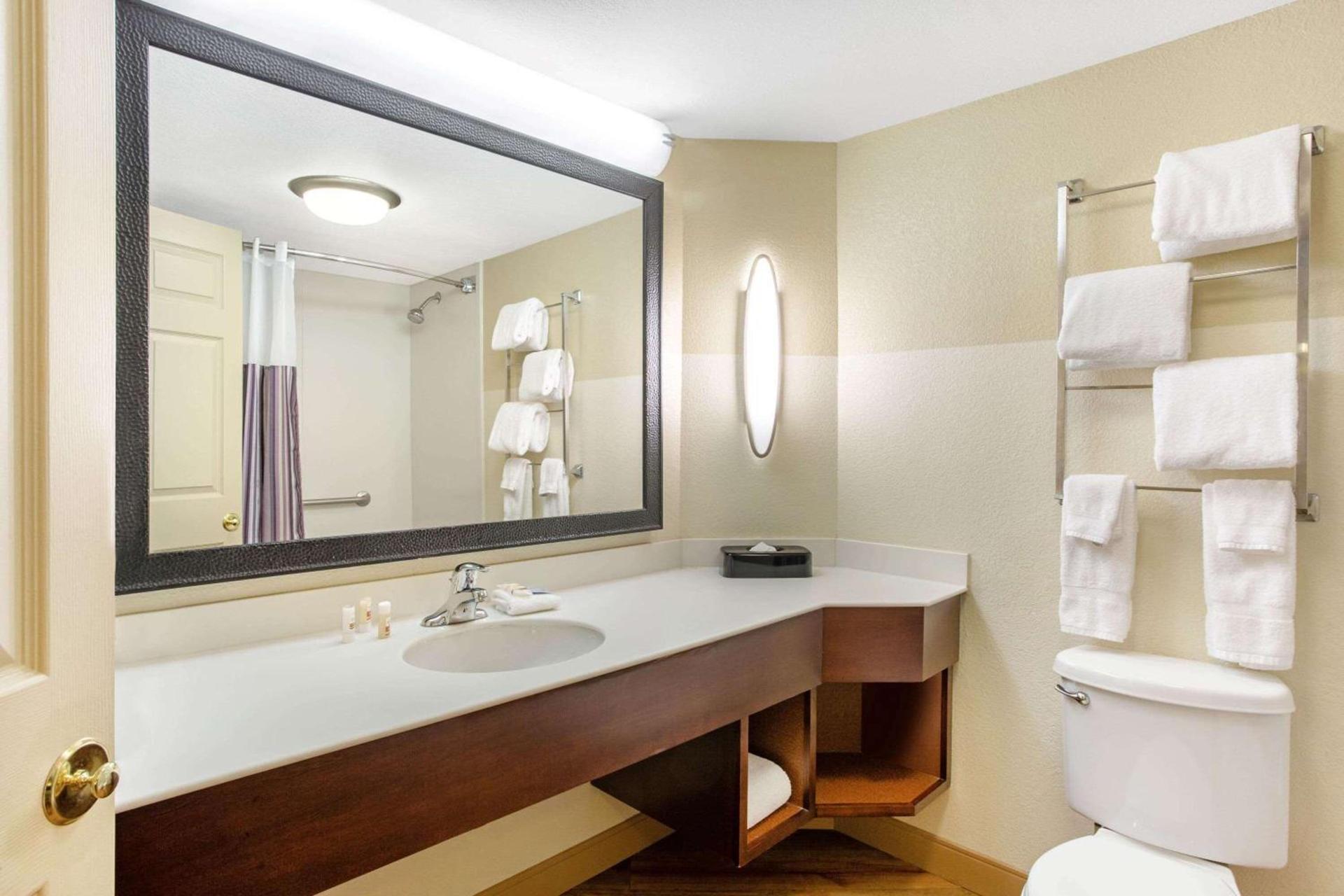La Quinta by Wyndham Raleigh Cary photo 26