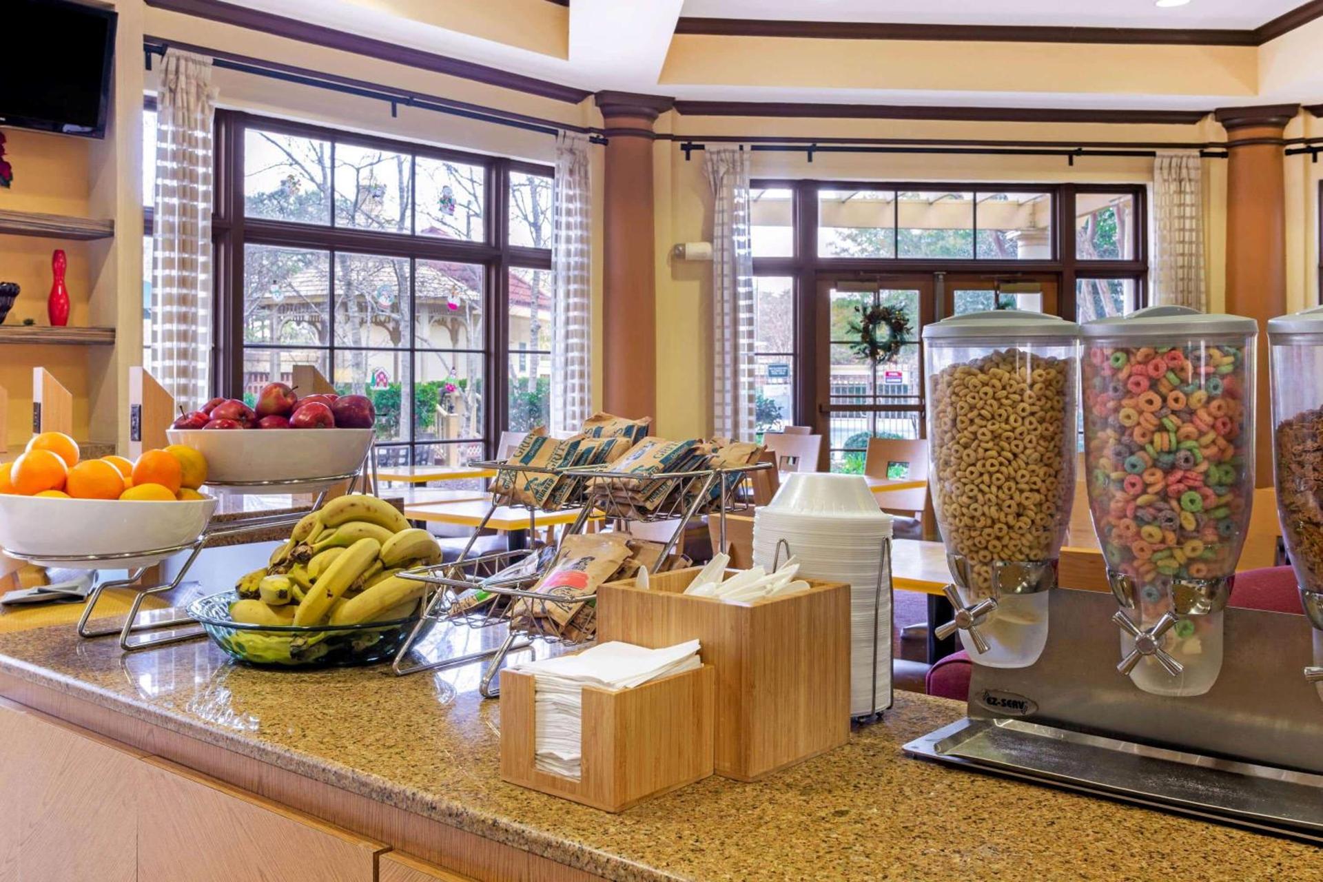 La Quinta by Wyndham Raleigh Cary photo 39